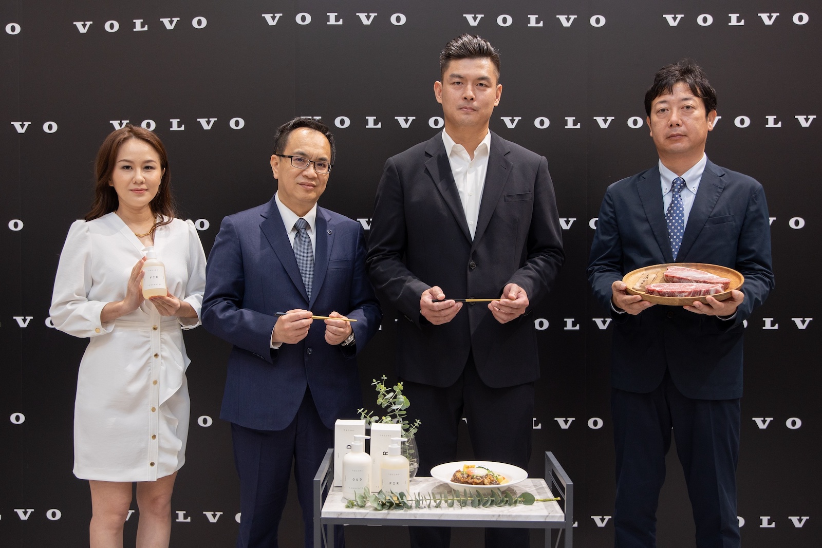 (左至右)TANGENTGC 總監吳珮甄、Volvo Car Taiwan 總裁陳立哲、胡同燒肉橘焱國際董事長吳念忠與宮琦牛代表高田智康一同宣布正式啟動。