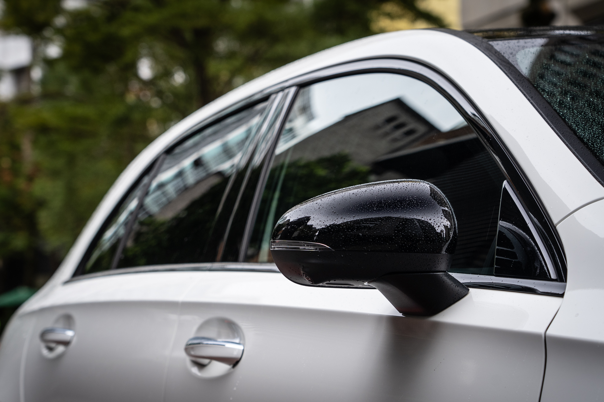 外觀配有AMG Line、夜色運動套件與夜色套件，因此有許多細節皆採黑色處理。