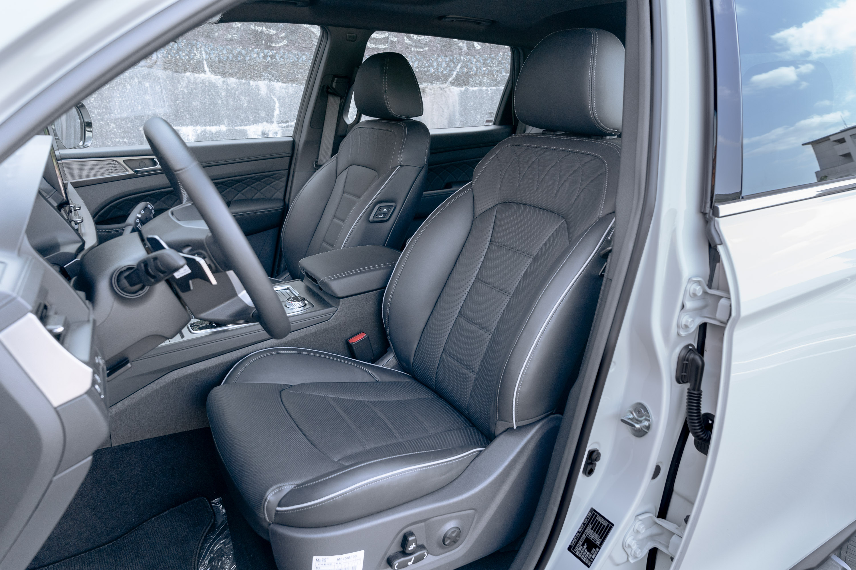 全車採用NAPPA真皮菱格紋座椅,雙前座頭枕使用SLAB海綿,標榜可有效減少頭部震動。駕駛座可8向電動調整及4向腰靠調整,並配置3組駕駛座記憶與自動往復進出功能。