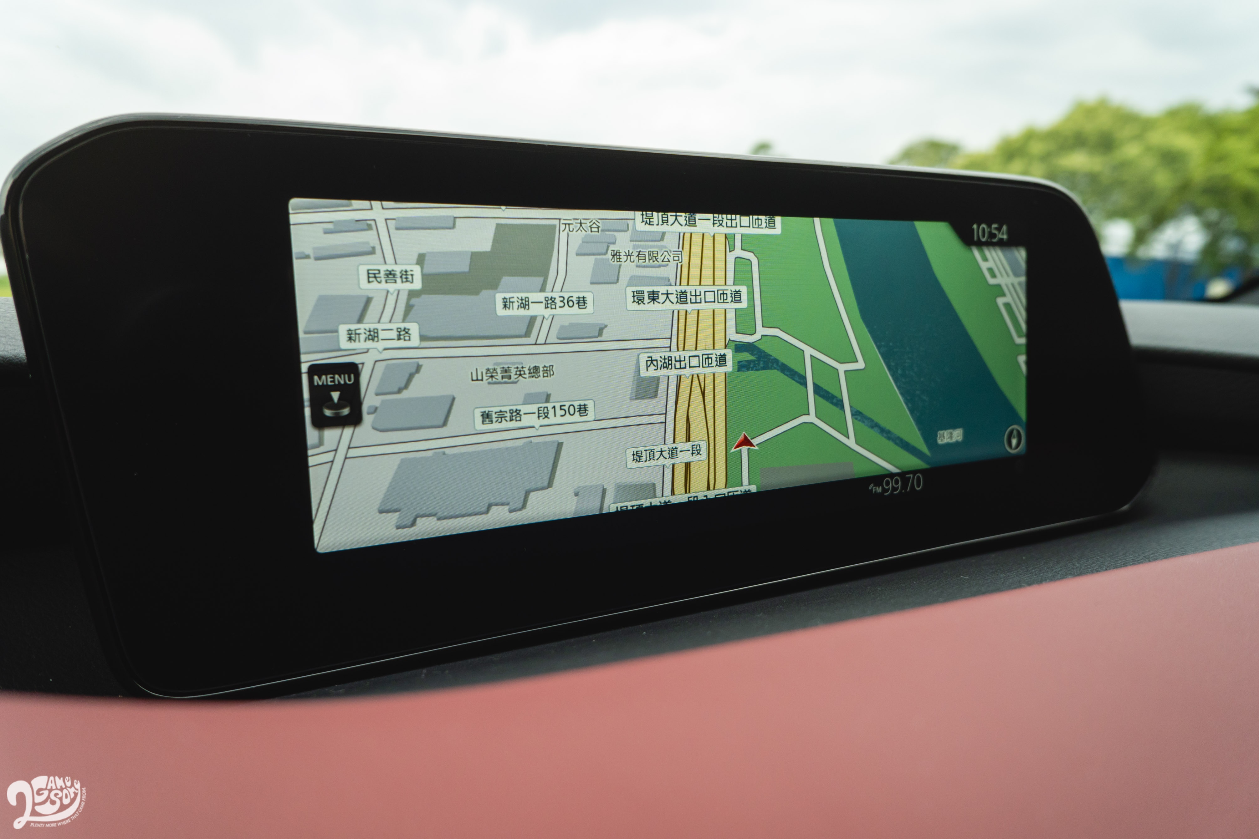 可選配原廠導航。