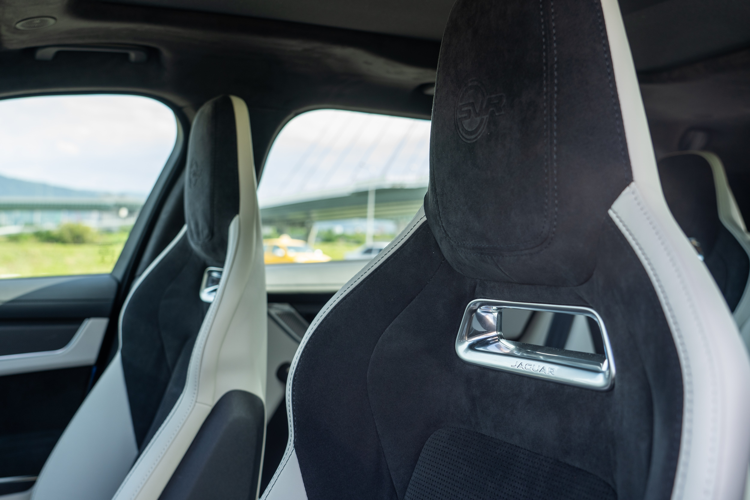 頭枕有著 SVR 標誌壓印。