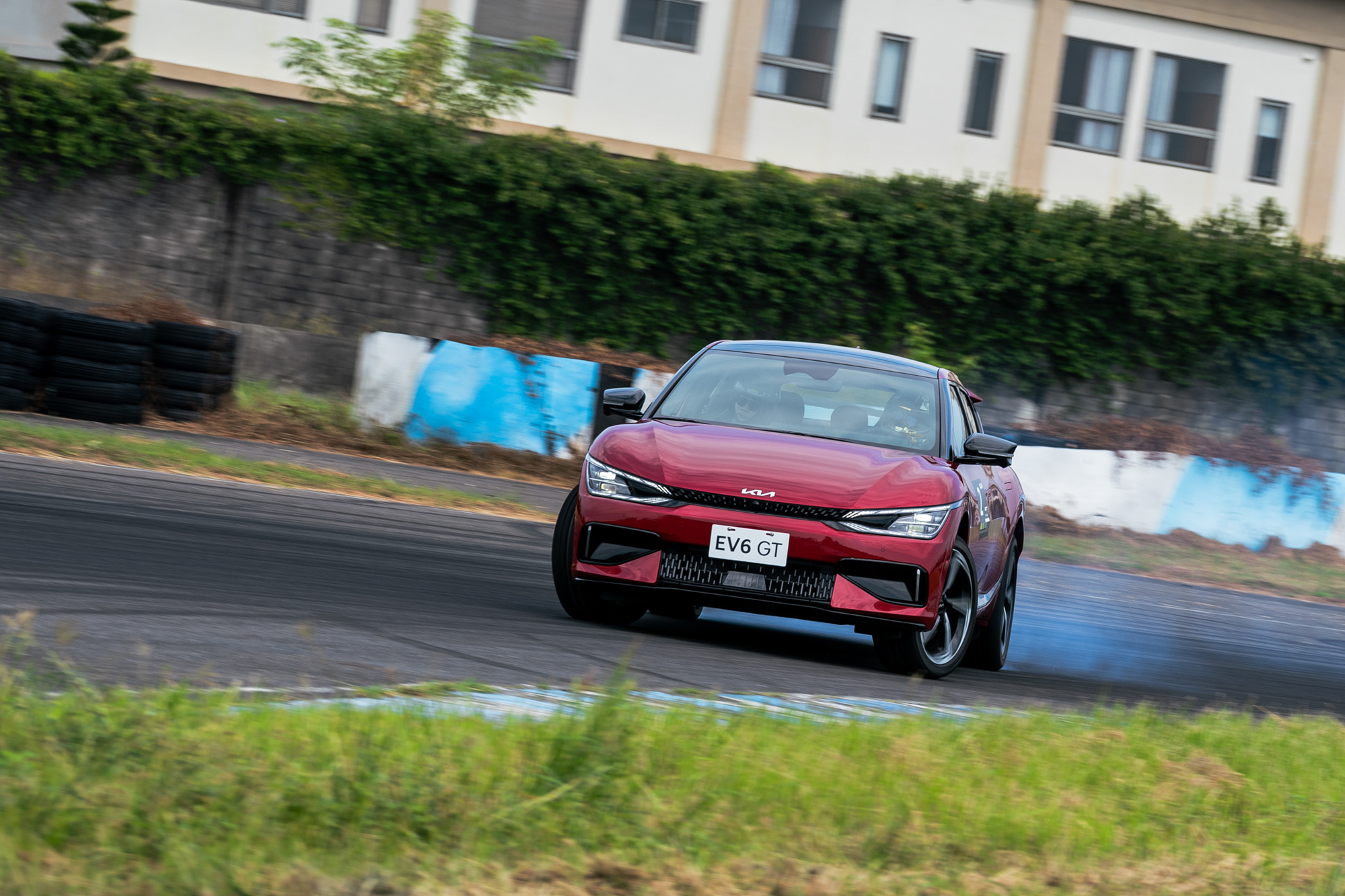 透過專業教練的實際操駕,熟稔的在大鵬灣國際賽道上第11與12彎中一次又一次的華麗飄移。