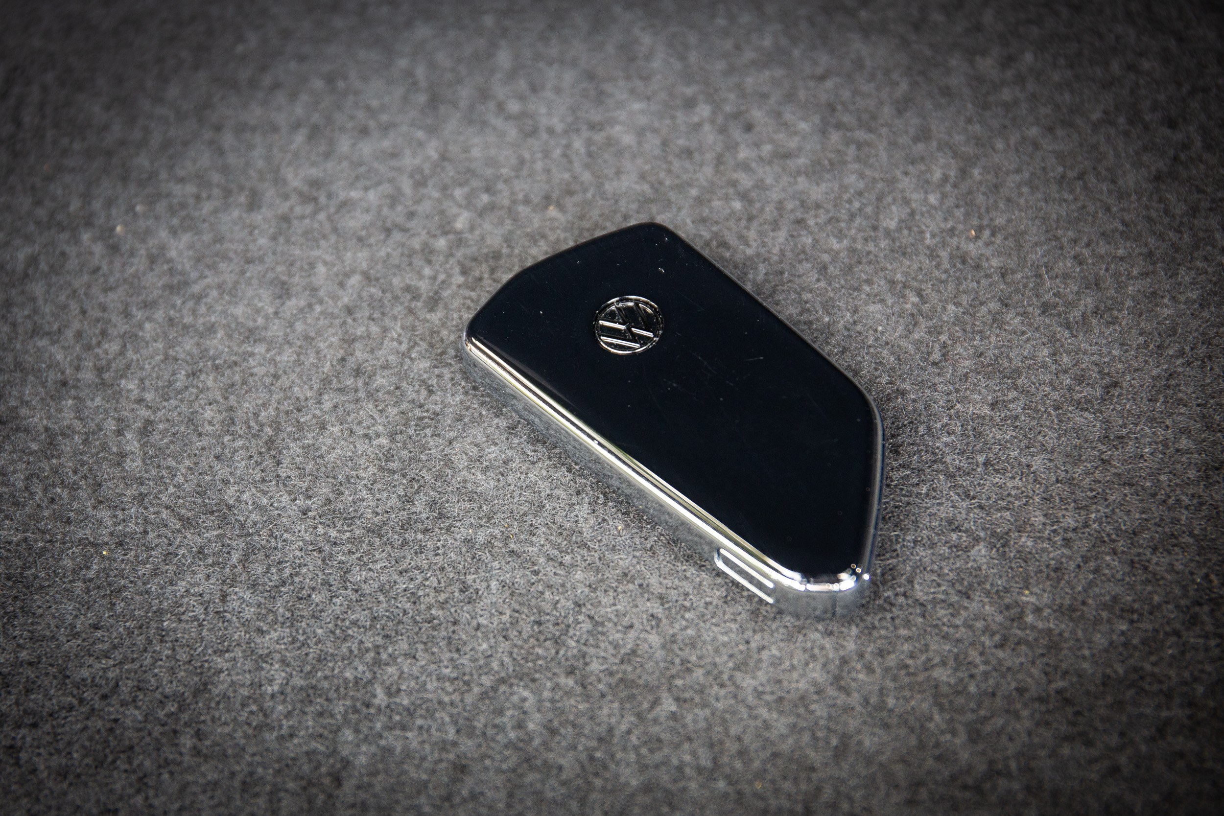 相當有質感的車鑰匙也是平面式設計,取消傳統按鍵。