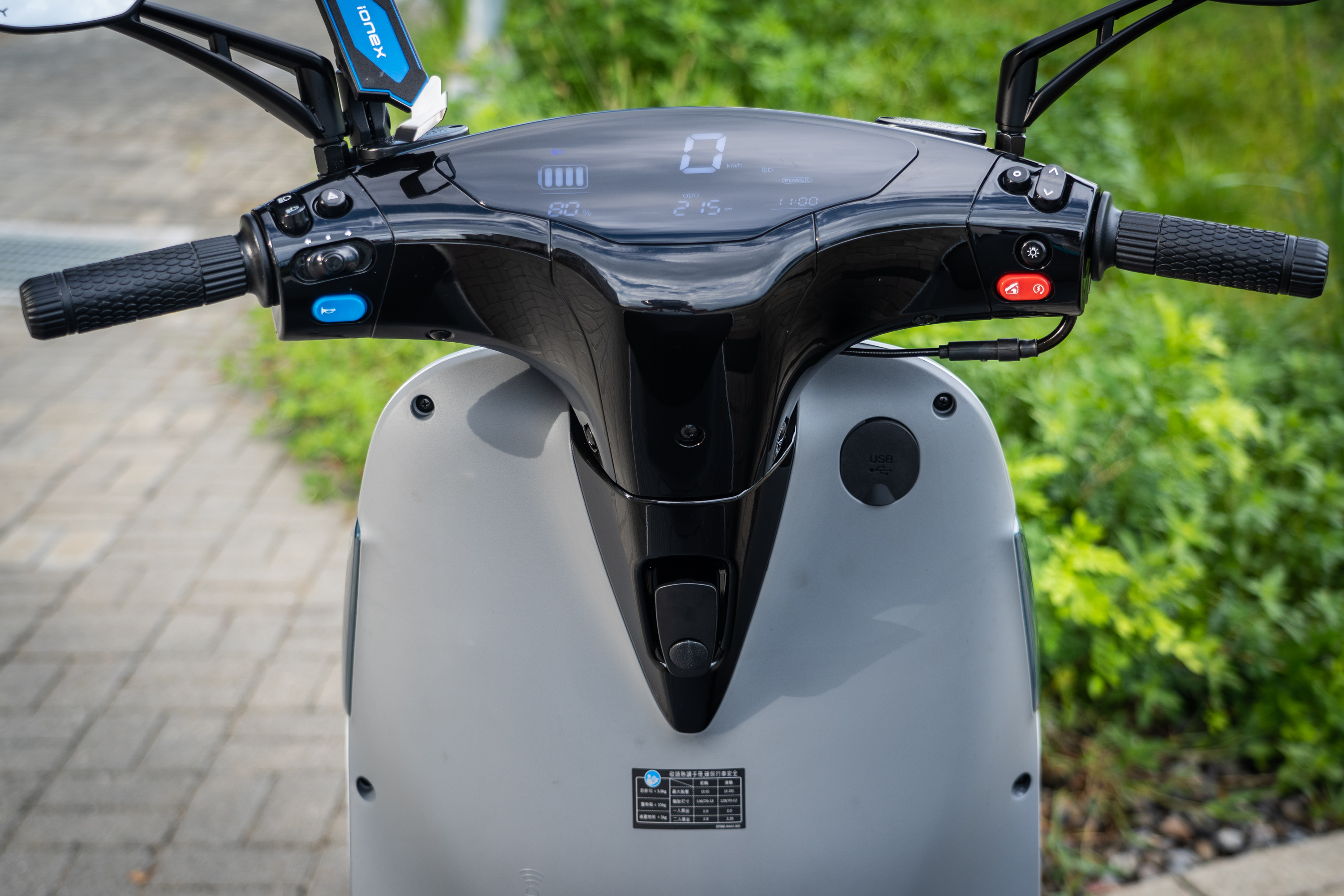 與傳統油車差異不大的控制介面配置,較為不同的頂多就是右側把手上方的上下選擇鍵與確定鍵,用來控制儀表中的電池蓄電量/續航力切換,以及警示音的切換調整等。