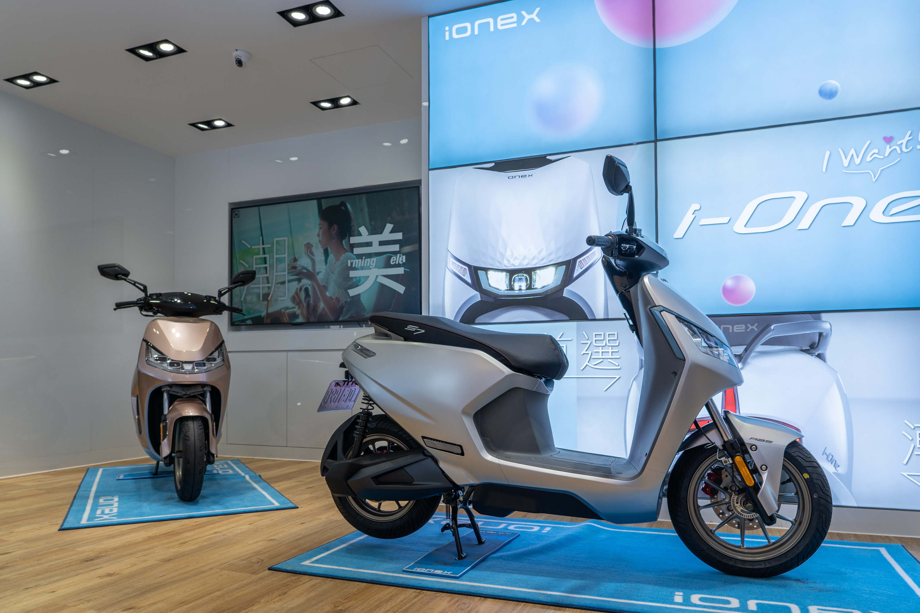 店內的設計異於傳統機車行,相當明亮且科技感十足的氛圍。