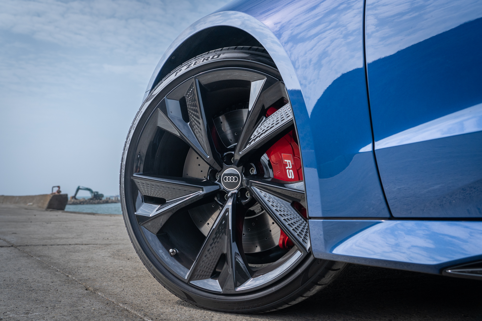 標配22吋Audi Sport鋁圈,卡鉗也為RS專屬的紅色塗裝。