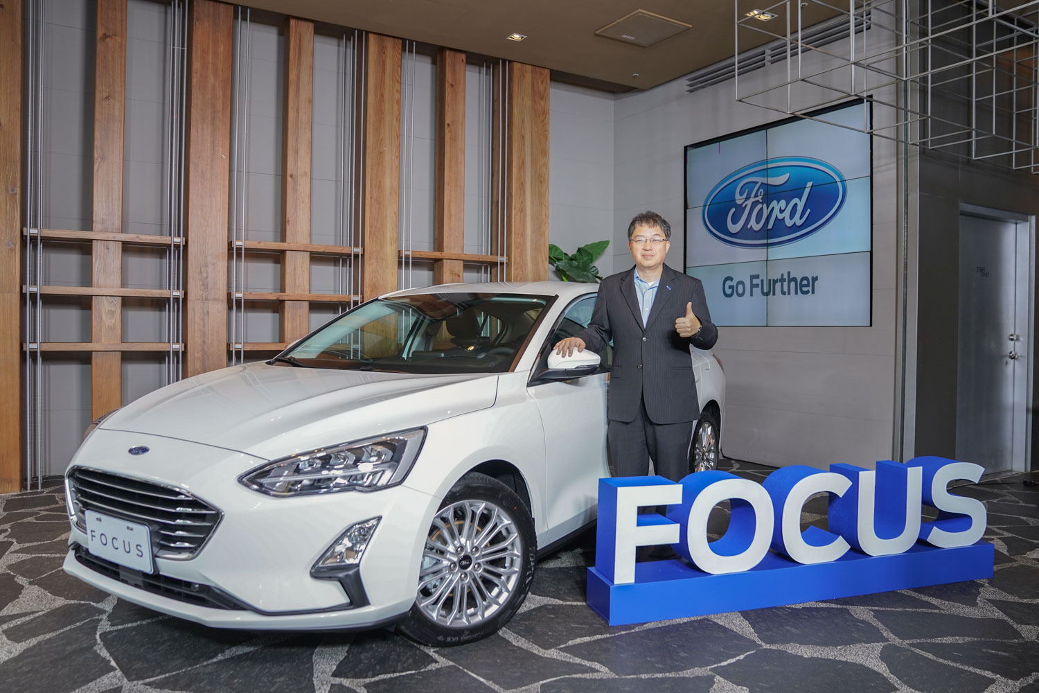 福特六和市場營銷暨顧客服務處副總經理蘇嘉明宣布 Focus  四門EcoBoost®182 17TSR  正式上市，舊換新售價為 82.8 萬元。