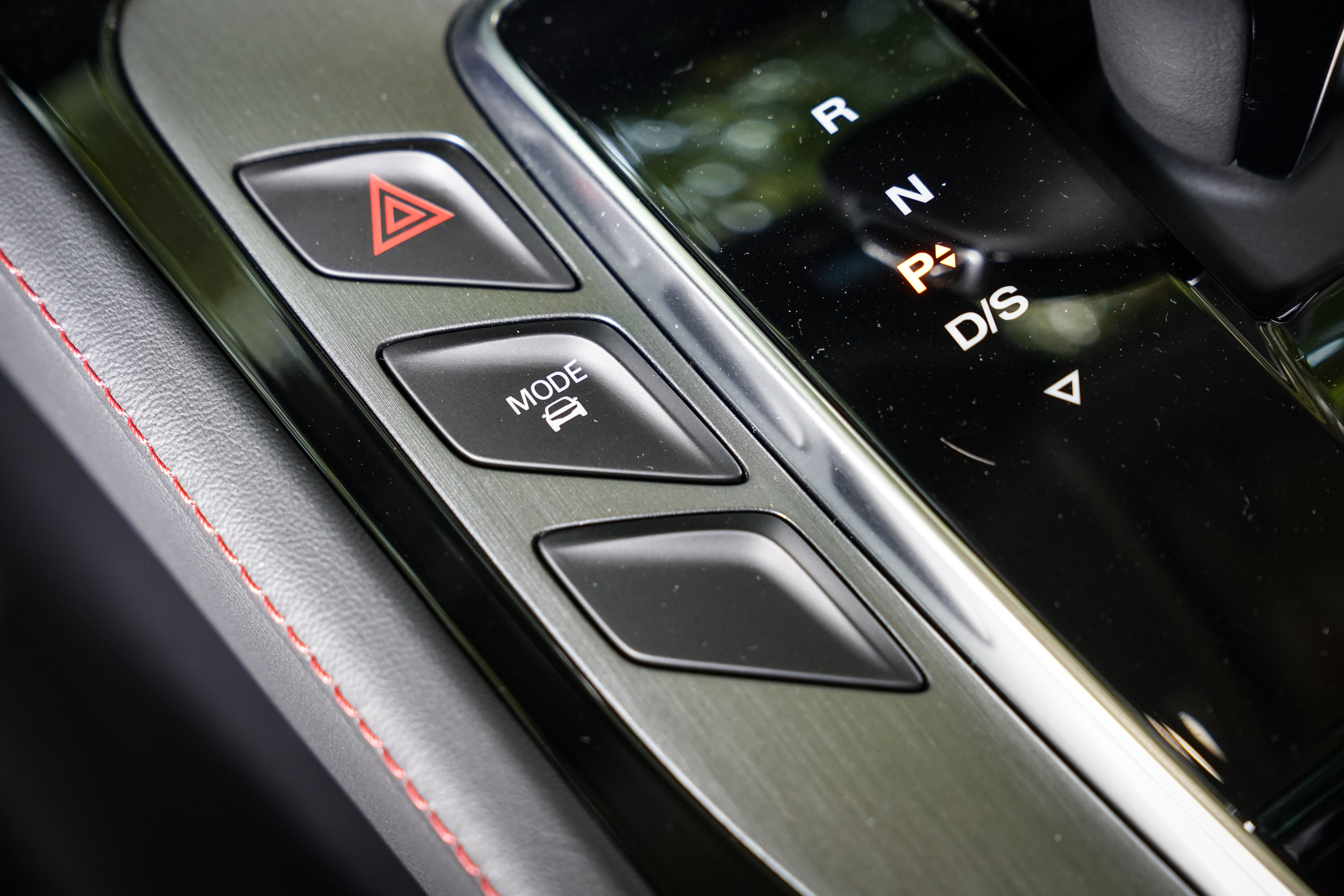 除了方向盤上的 SuperSport 模式以外，排檔座左側另有駕駛模式供切換，包含 Eco、Normal、Soprt 與 Custom 等多種選擇。