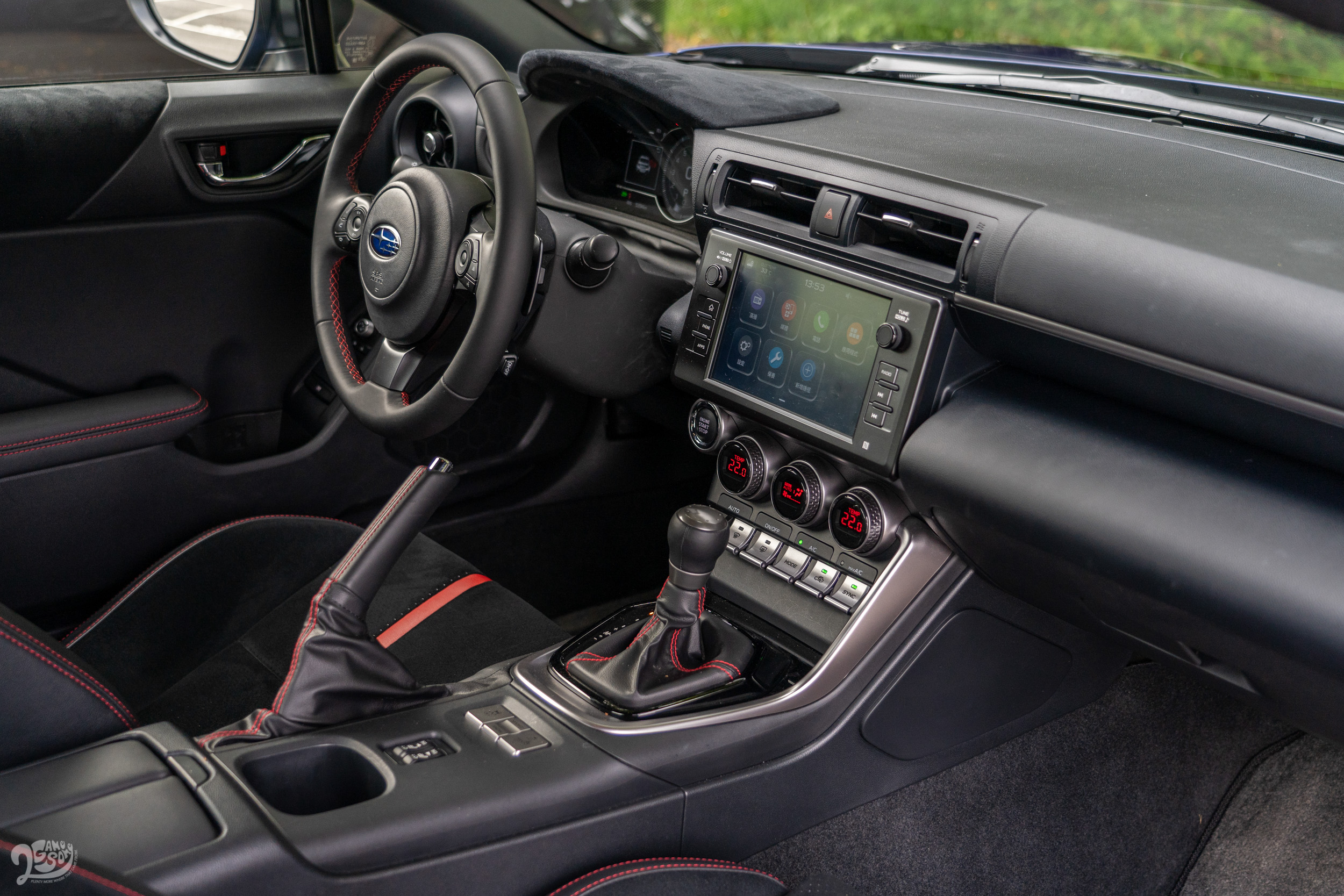 RZ 的整體控制佈局與上一代類似,但質感的呈現上卻天差地遠。