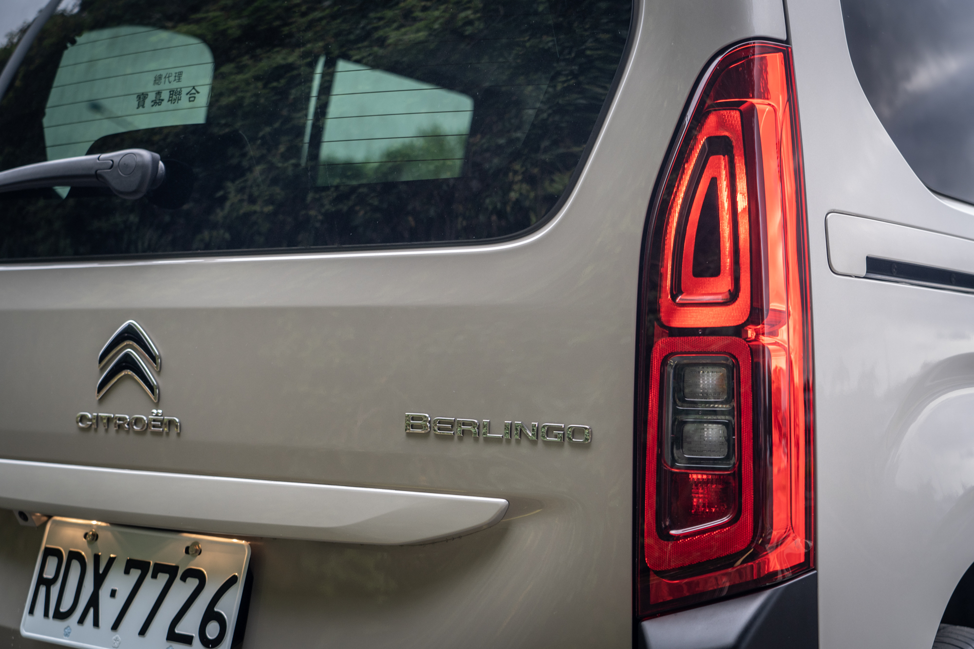 相當具辨識度的尾燈造型。