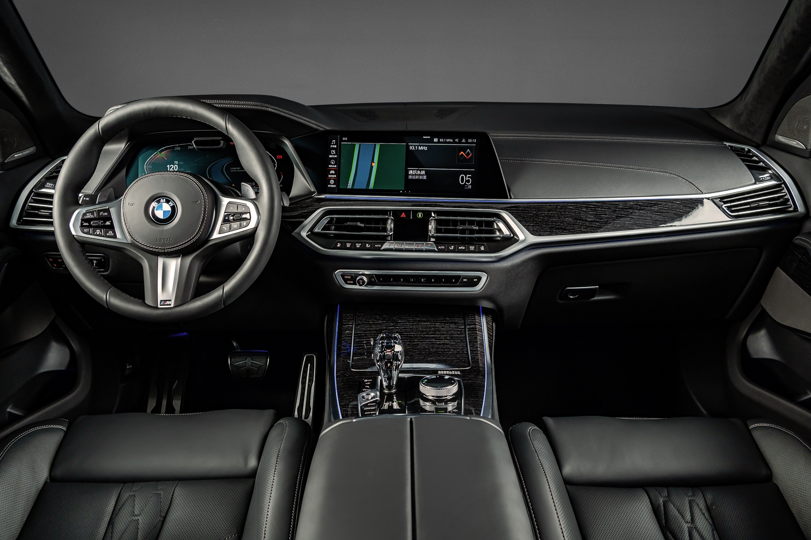 BMW X7 Dark Knight曜黑版配備全數位虛擬座艙、iDrive 7.0 操作介面、全新智慧語音助理2.0、iPhone手機數位鑰匙、無線智慧型手機整合系統、M 款多功能真皮方向盤與 Fineline 黑色高光澤木。