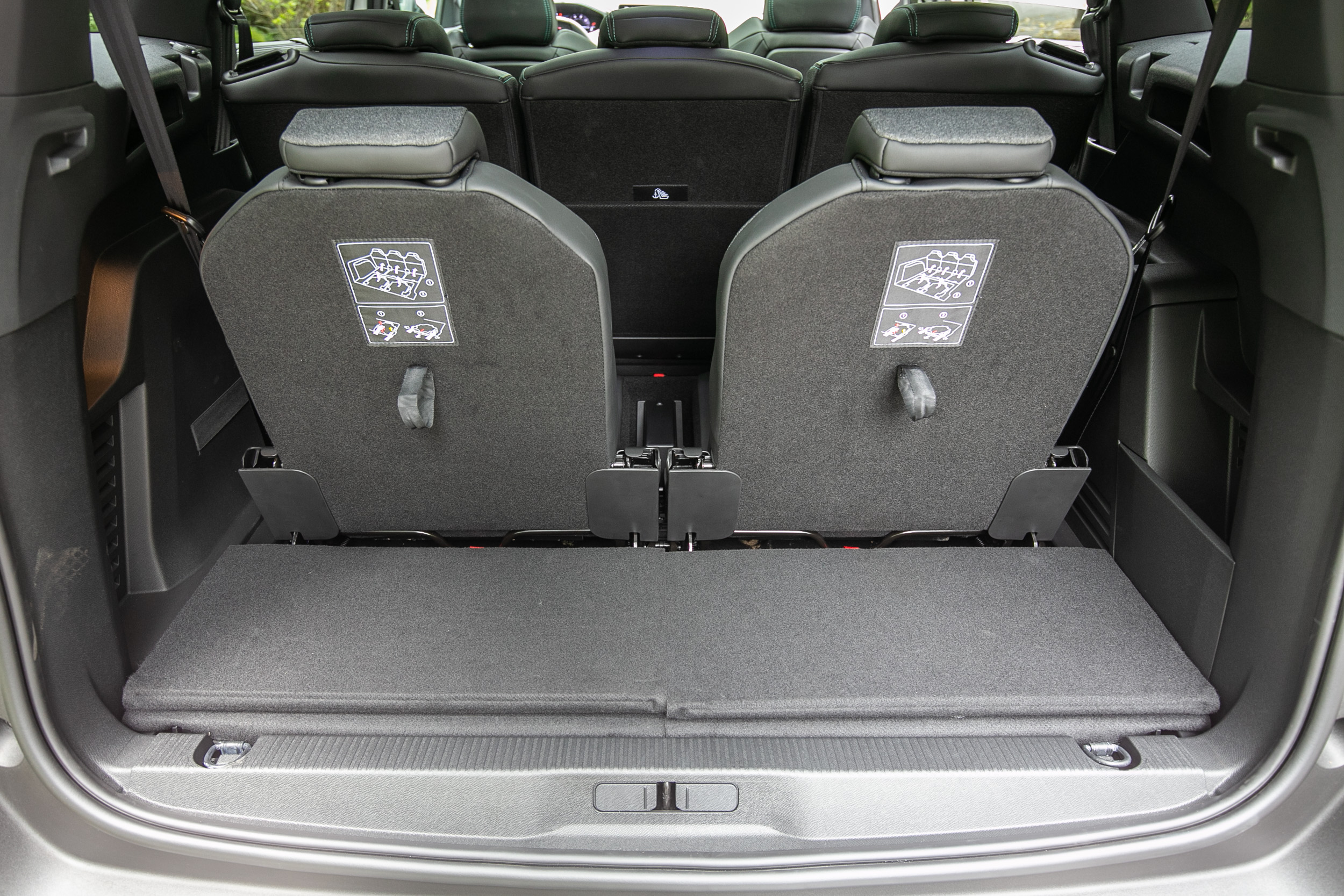 七人乘坐時置物空間相當有限,原廠並無提供公升數。