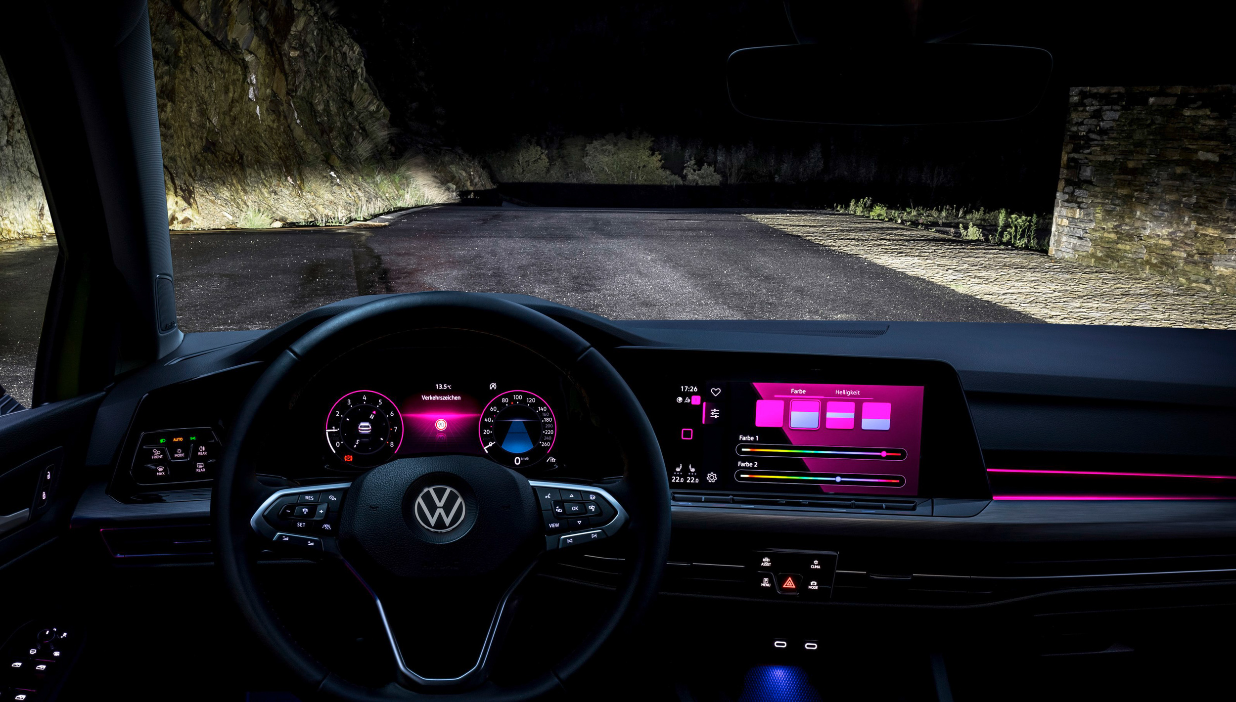 首度配置多重模式選擇的車室氛圍燈,230 eTSI 與 280 eTSI 車型分別擁有 10 色及 30 色選擇,其中獨家具備可分層及雙色設計。