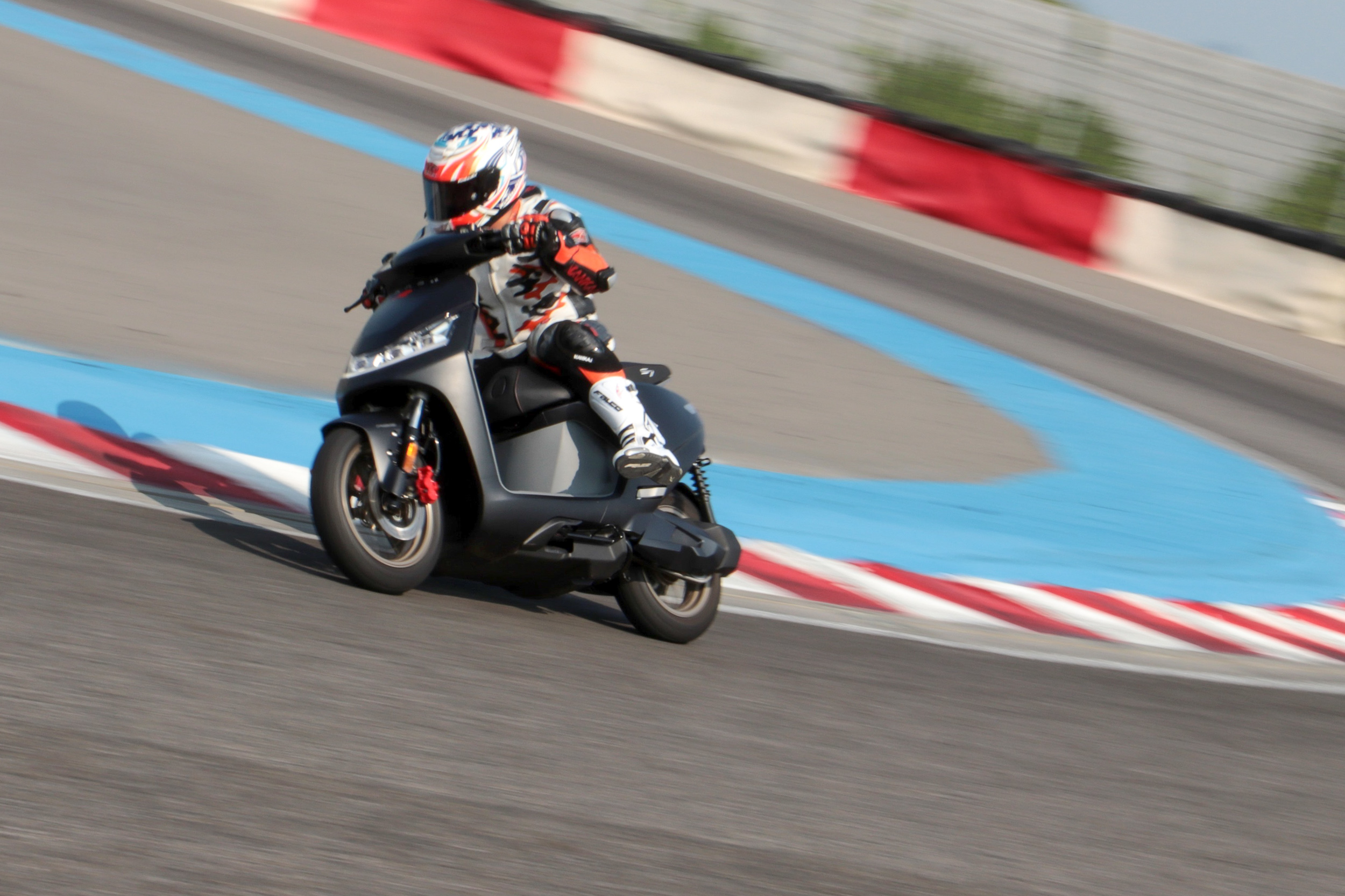 S7R 騎乘感受就跟油車一樣,這點是 S7R 跟其他電車最大的不同處。