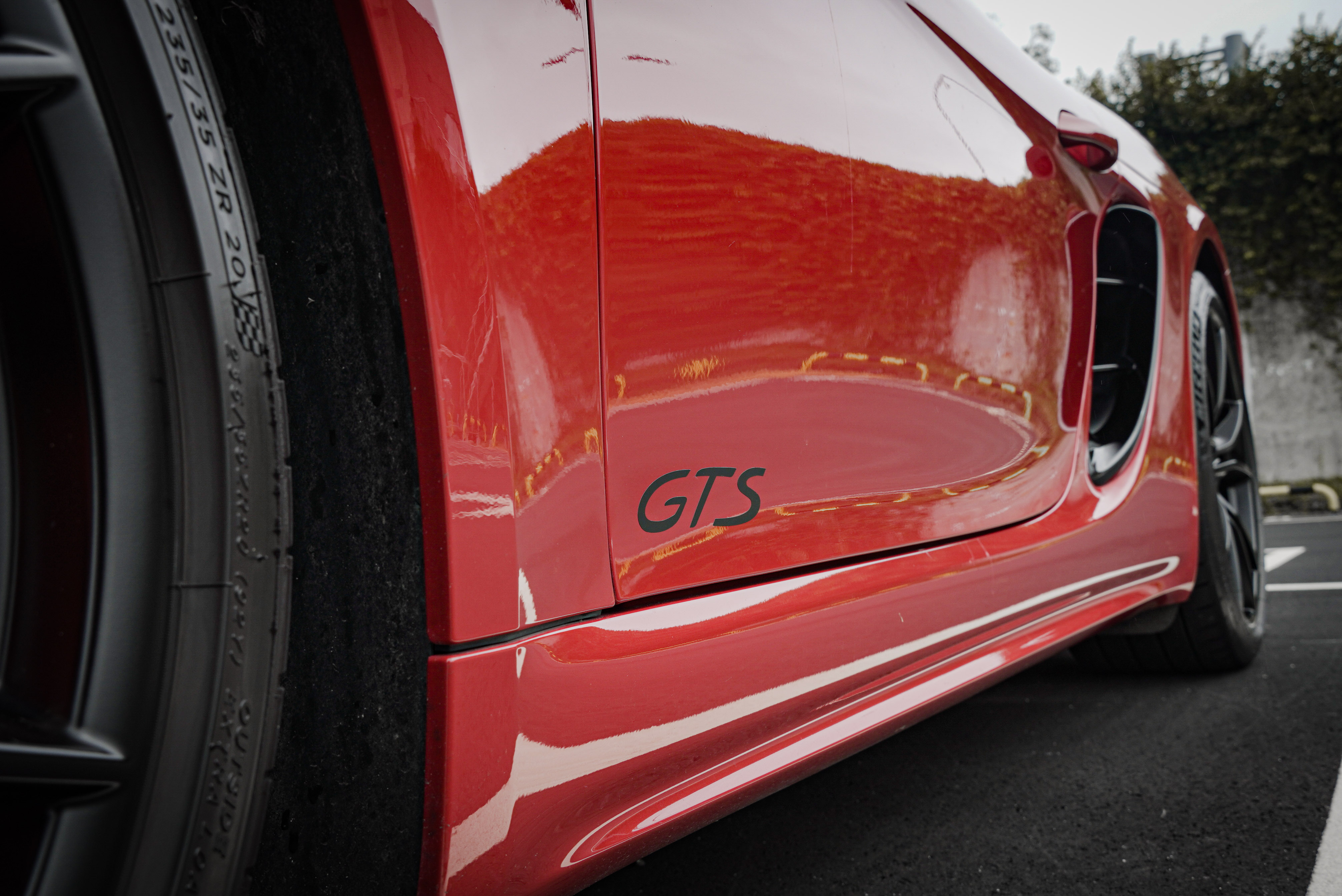 車側有 GTS 字樣彰顯身份。