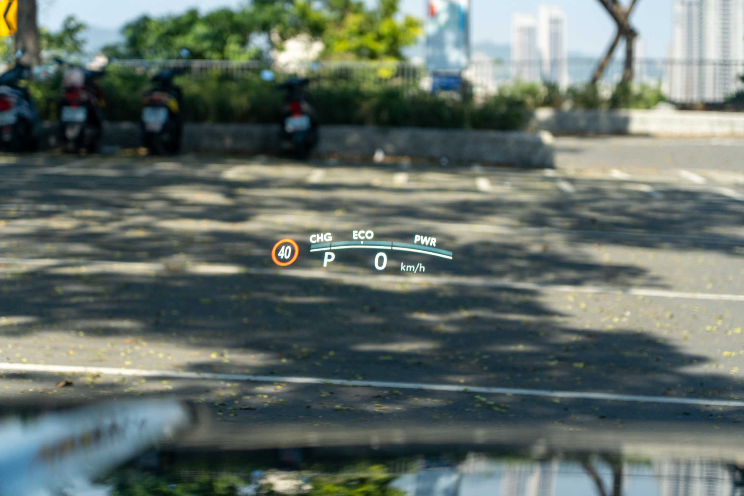 旗艦車型配備HUD抬頭顯示器功能。