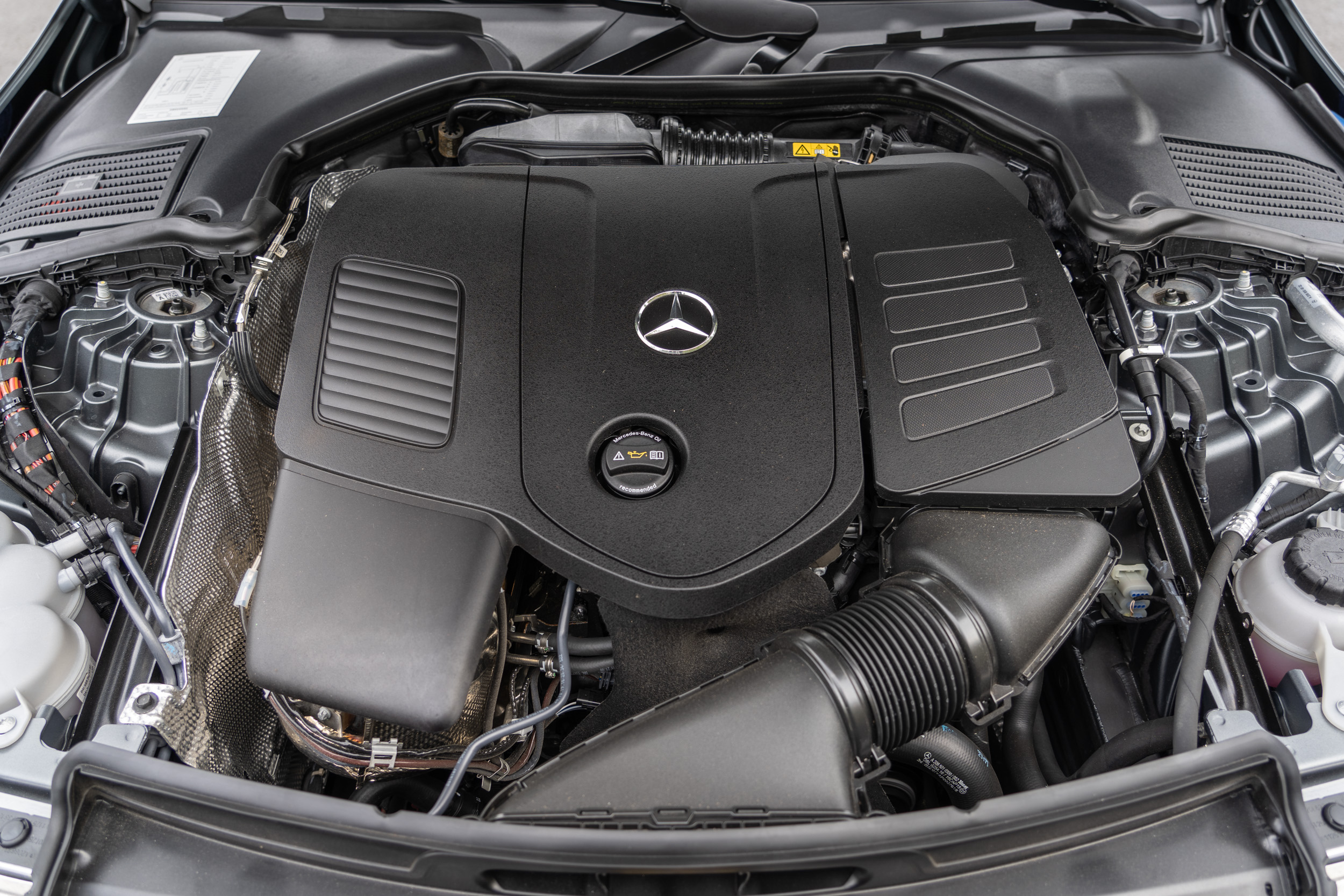 搭載 2.0 升渦輪增壓直列四缸汽油引擎,整合 48V 輕油電系統,具備 258+20hp / 5800rpm 最大馬力與 400Nm / 2000-3200rpm 最大扭力輸出。