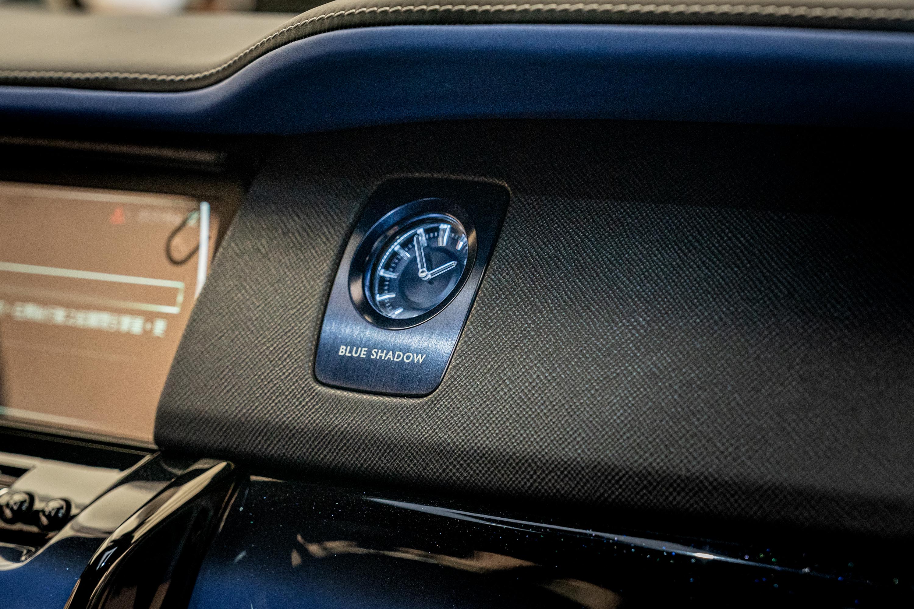 專屬典藏版車型獨享的Bespoke高級客製化時鐘，帶有經淺藍色陽極氧化處理的細節以及Blue Shadow 鐫刻標識。
