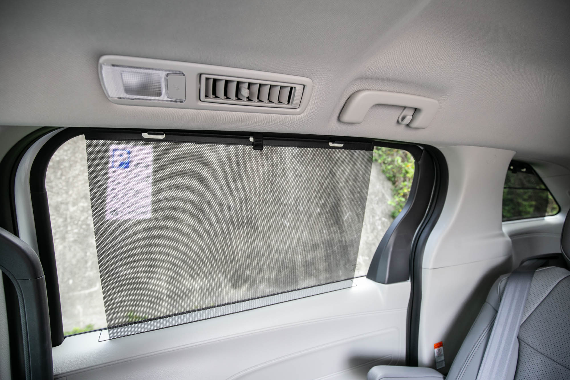 第二排配備車窗遮陽簾。