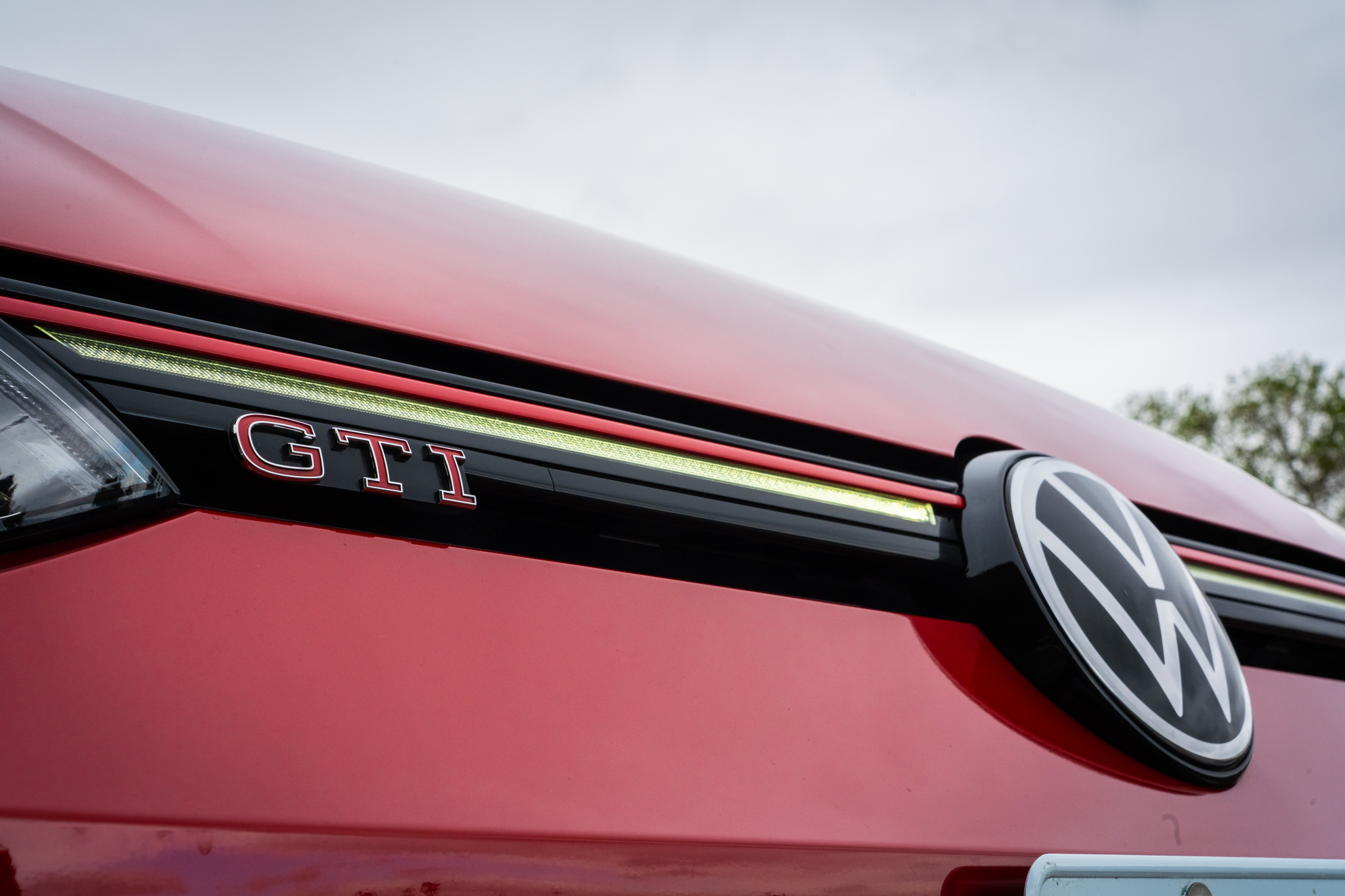 水箱罩上結合紅色飾條的貫穿式 LED 定位燈為此世代外觀最大特色之一。