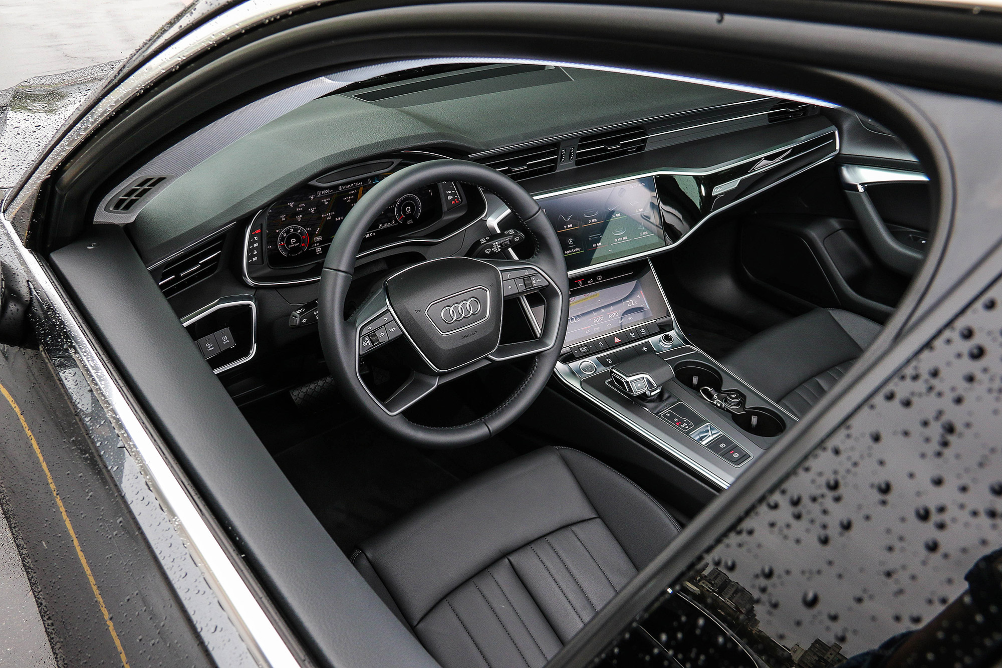 車內同樣維持新世代 Audi 家族的科技化鋪陳。