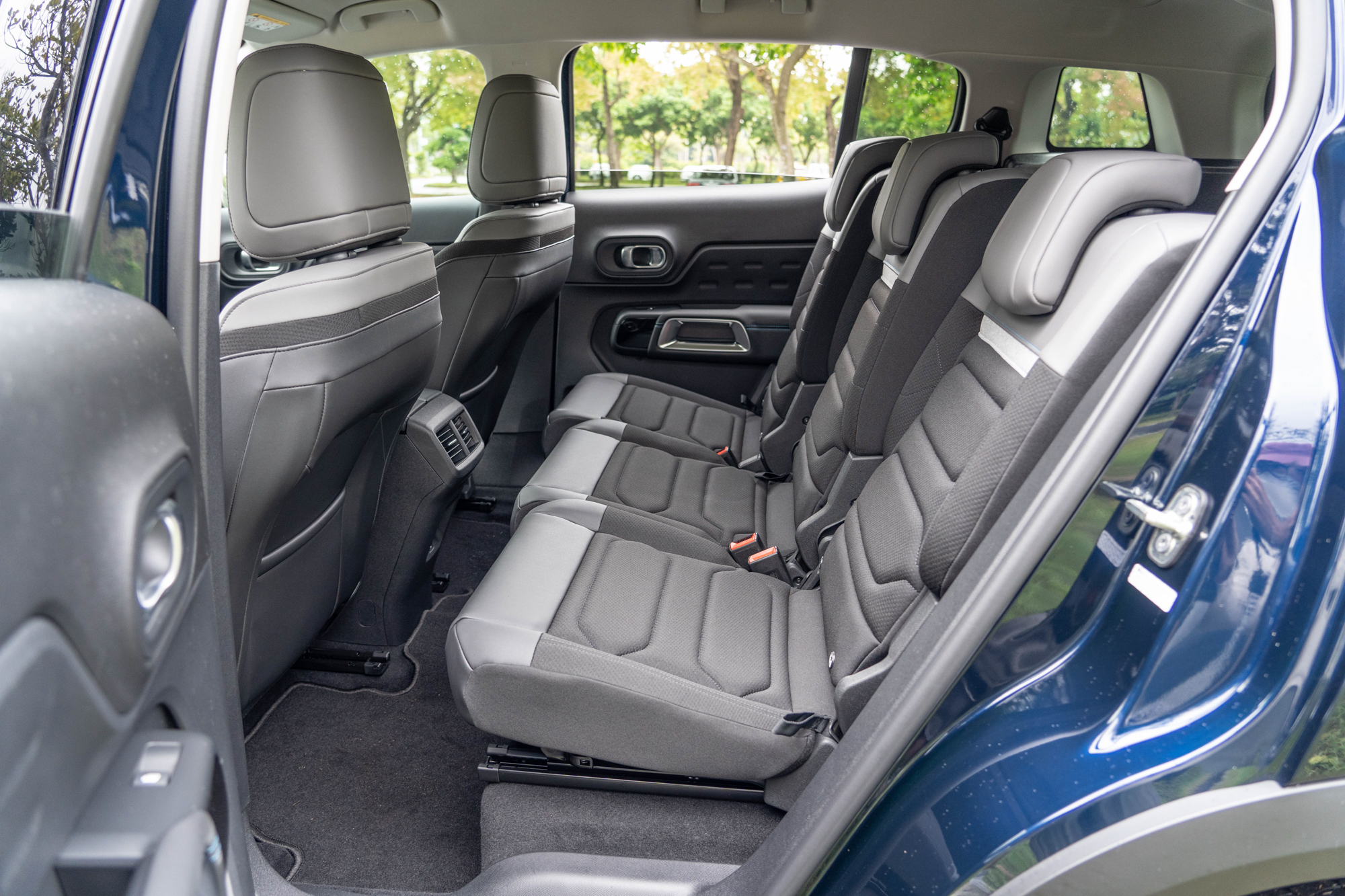 獨立三張後座座椅每一張都擁有各自獨立的調整功能,椅面可個別前後滑移 15公分、椅背角度具 5 段傾斜調整機制。