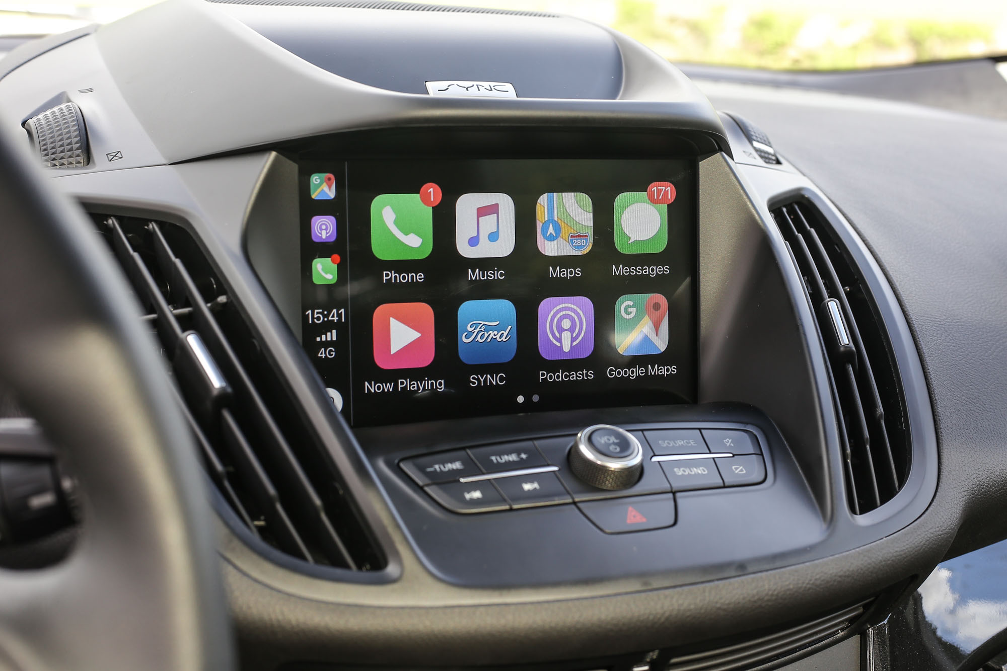 Kuga EcoBoost182 CP360 以上車型配備 SYNC 3 娛樂通訊整合系統，在 8 吋螢幕內具備有如 Apple CarPlay 手機整合裝置。