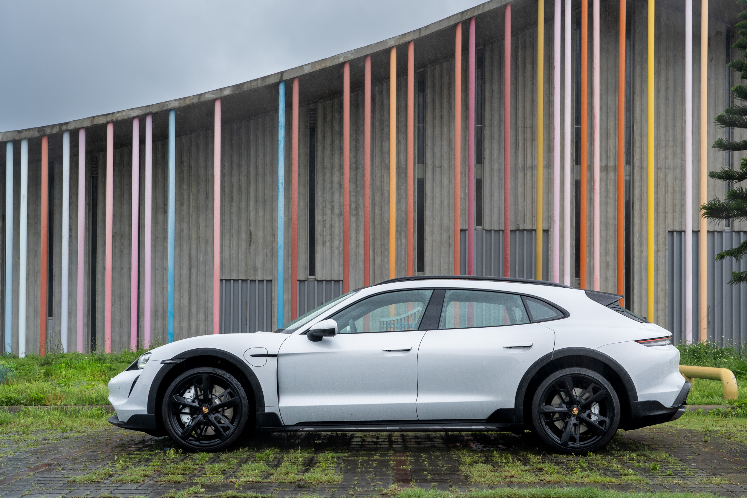 Taycan Cross Tourismo 車長比 Taycan 多出 11mm,軸距多出 4mm。