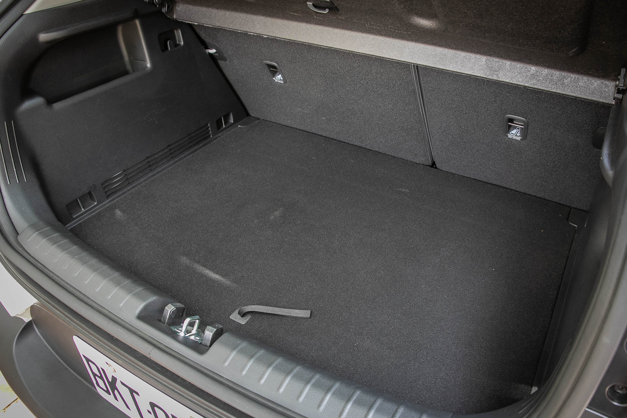 標準乘坐狀態下後廂容積為 352 公升。