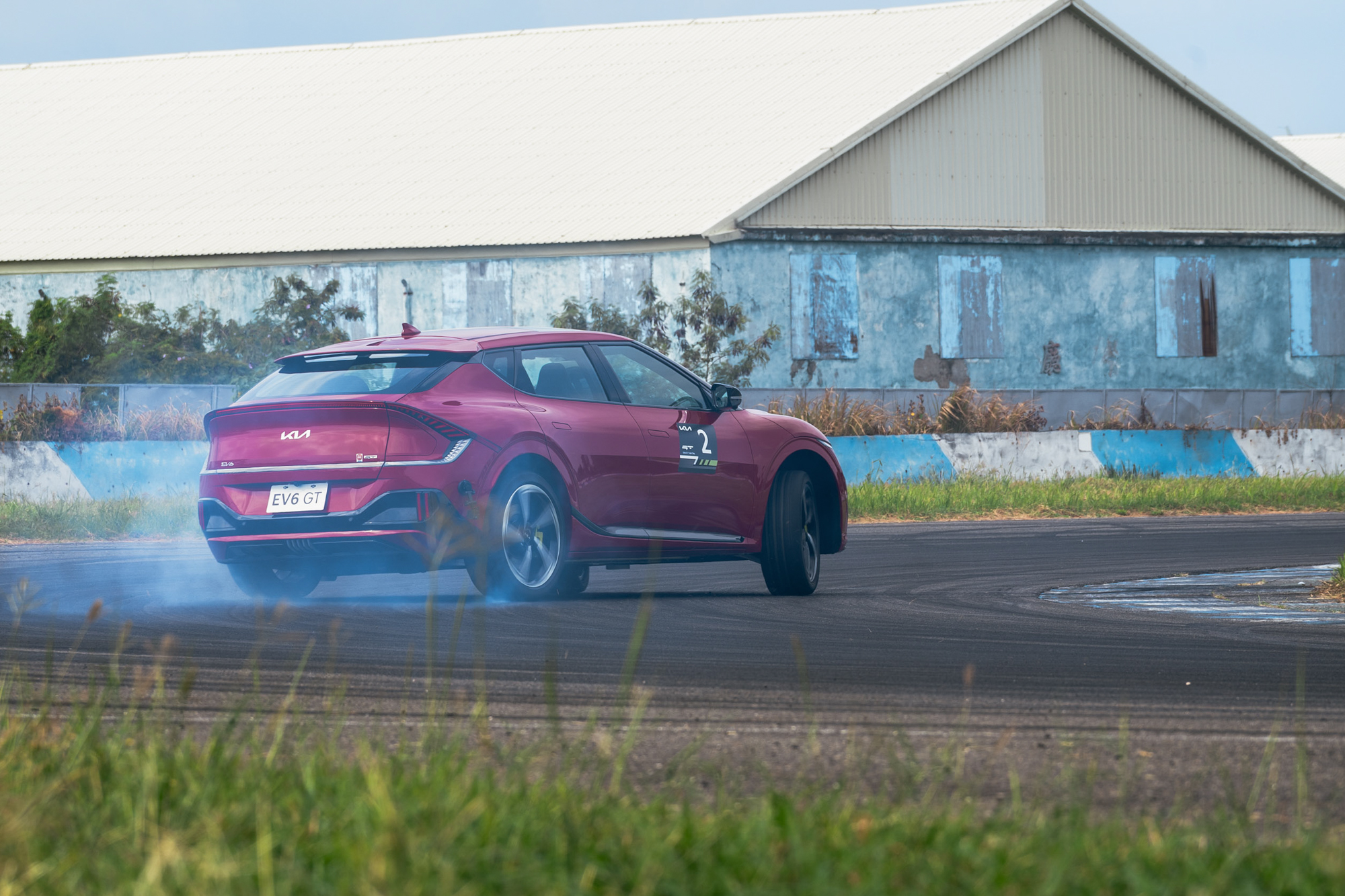 見到一輛電動車進行如此大幅度的飄移與盡情捲起白煙,那種震撼,久久讓人難忘。