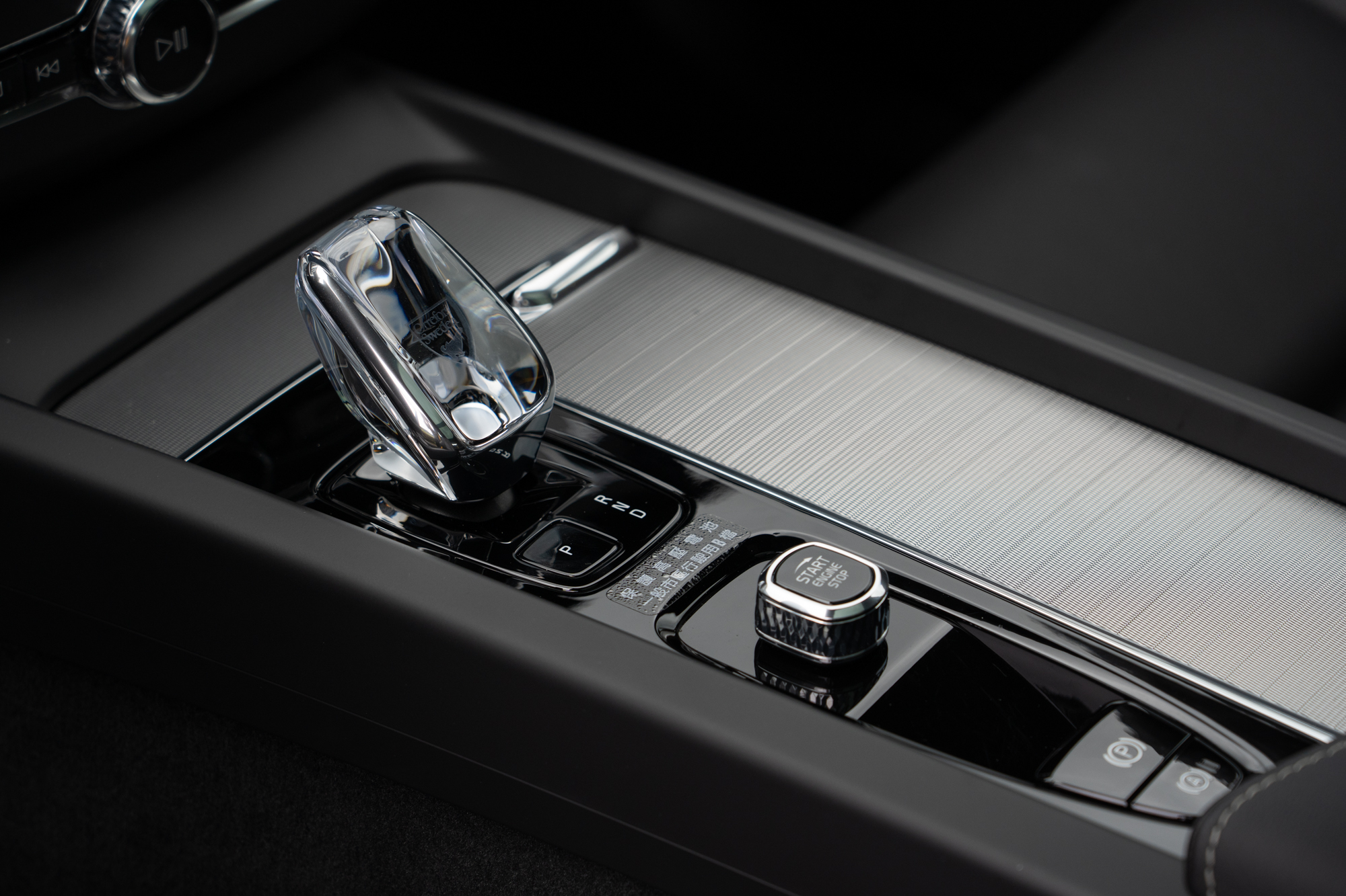 Orrefors水晶排檔桿頭適度的點綴出精品質感。