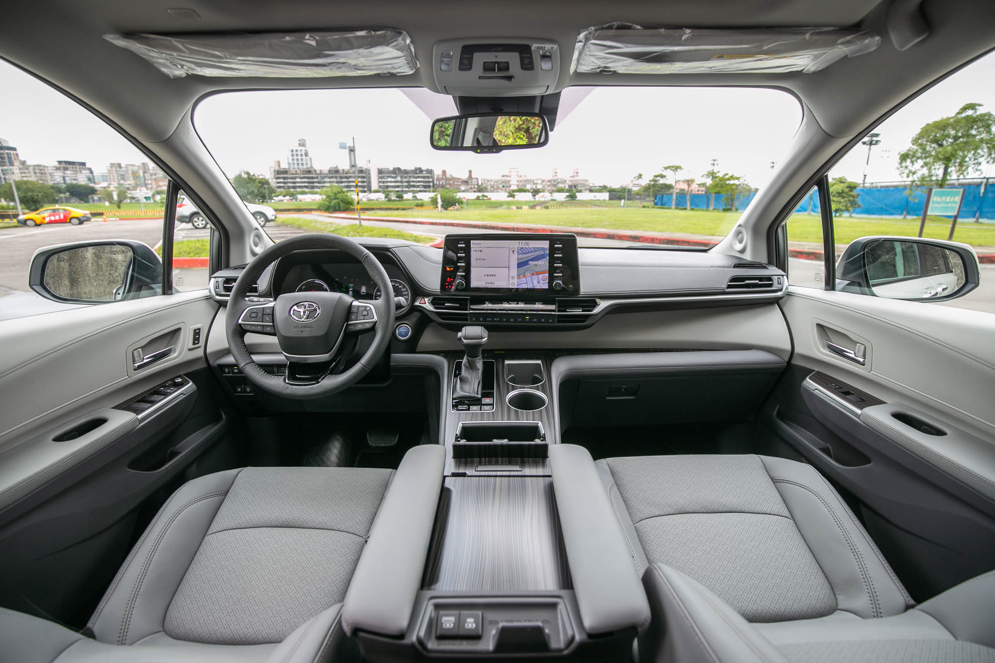 透過大螢幕的整合,中控台佈局相當簡單流暢,空間都騰出作為置物使用。