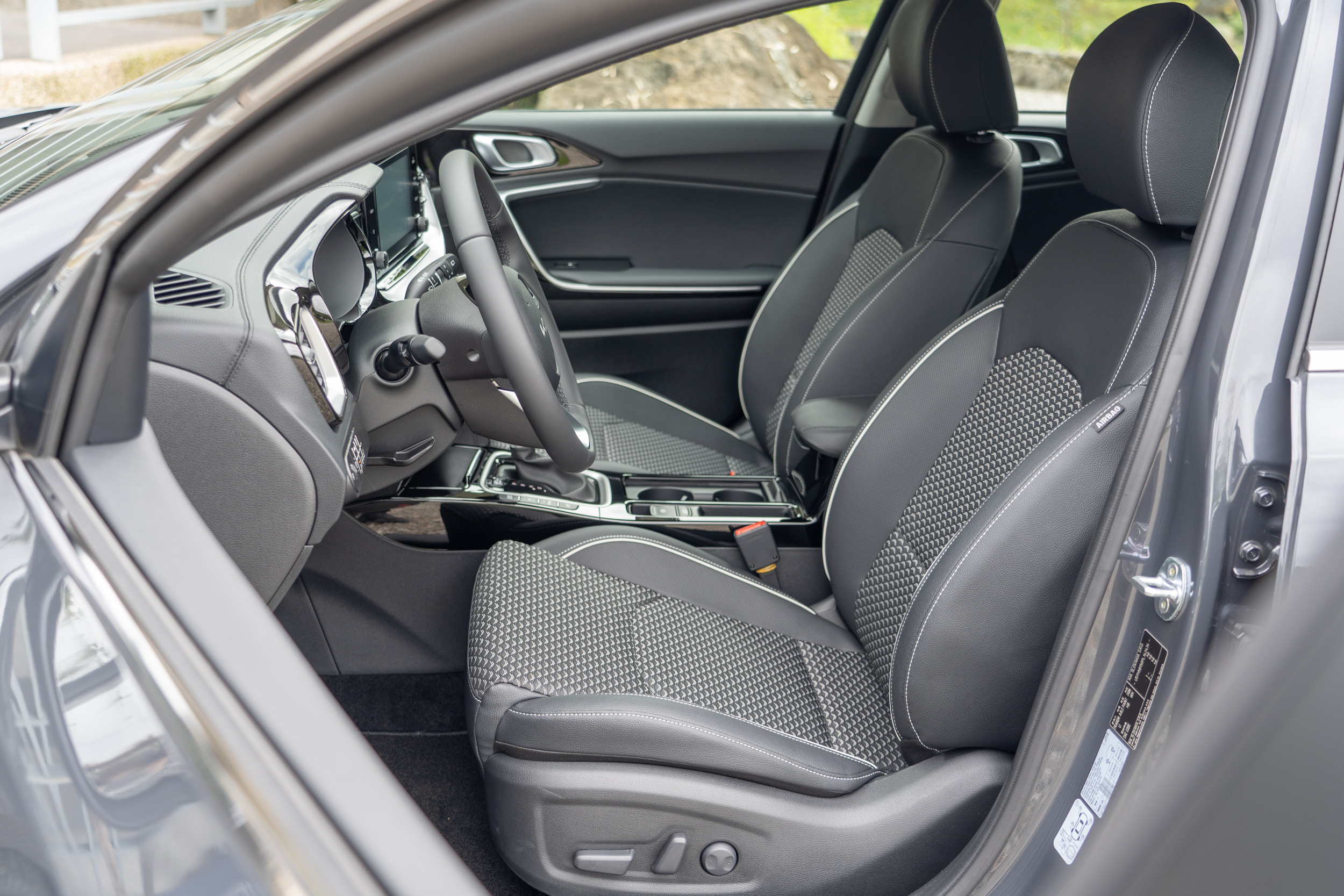 駕駛座為十向電動調整功能。