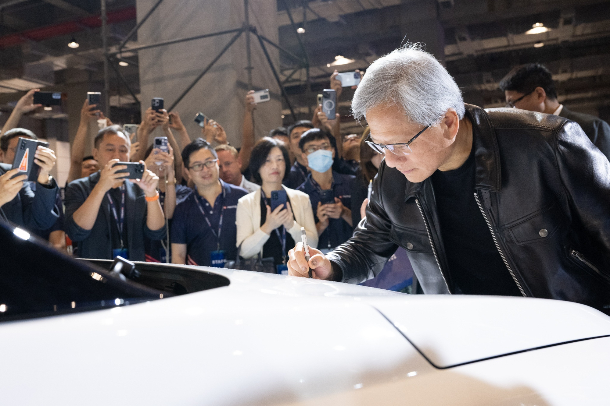 NVIDIA創辦人暨執行長黃仁勳於MODEL C上留下簽名。