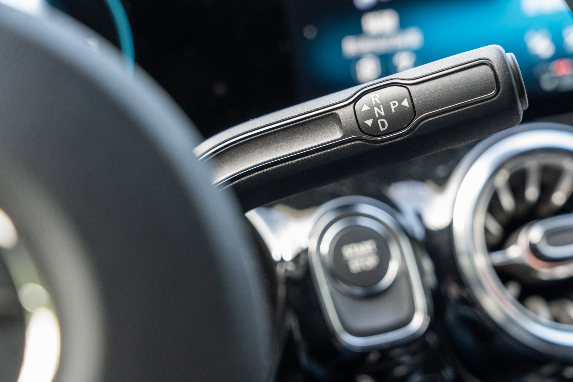 排檔桿同樣設計於方向盤右後方處。