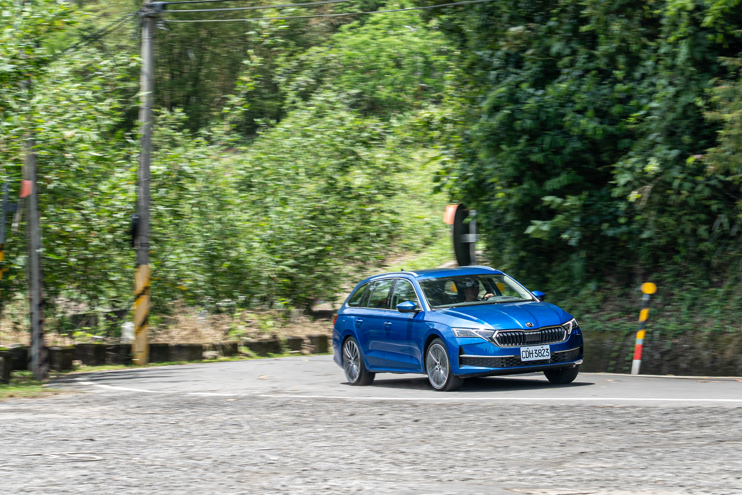 山路過彎的穩定性，是 4x4 如今所能給予的優勢。