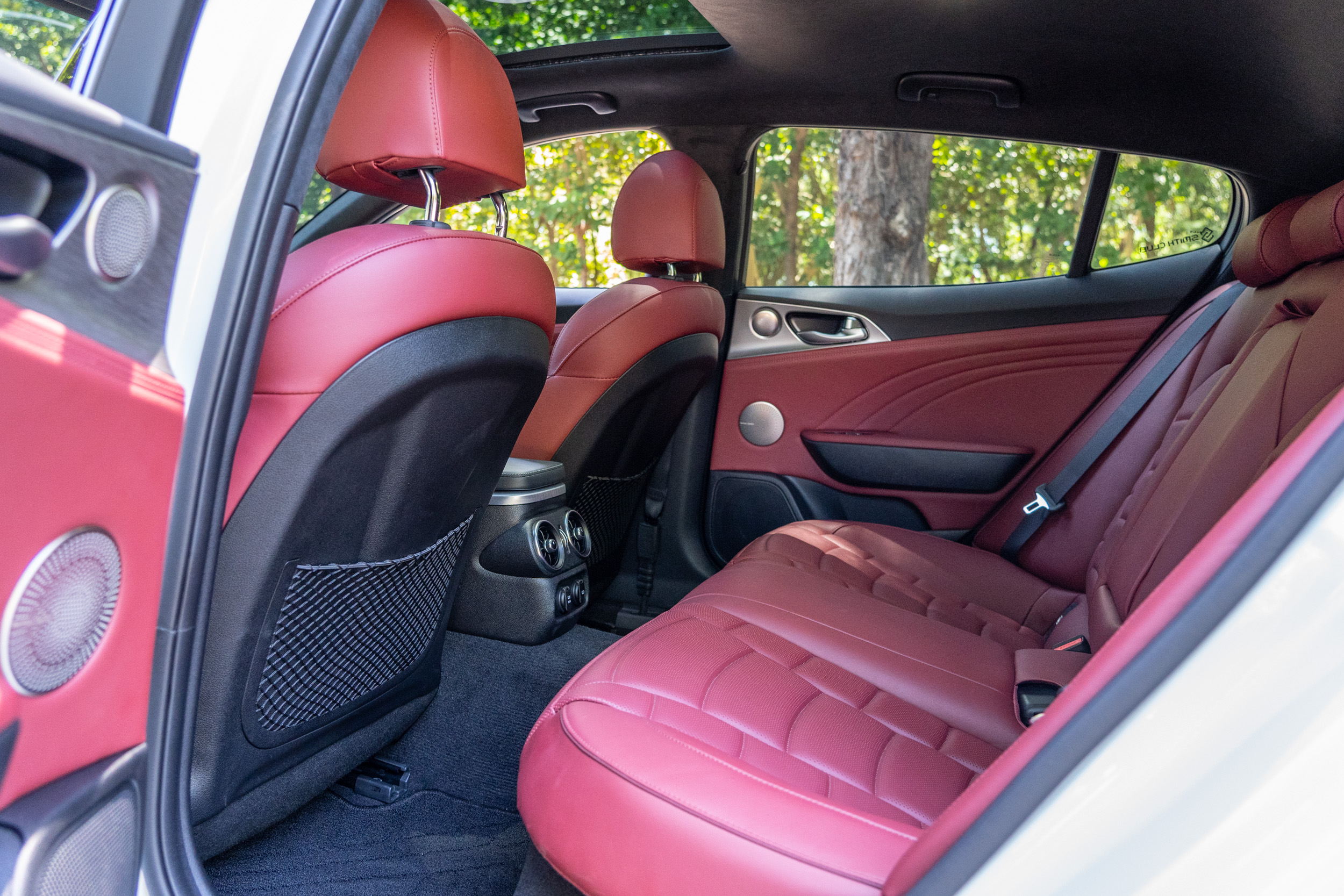 2905mm 軸距換來出色的乘坐空間,且透過適切地座著點安排,頭部也不顯侷促。