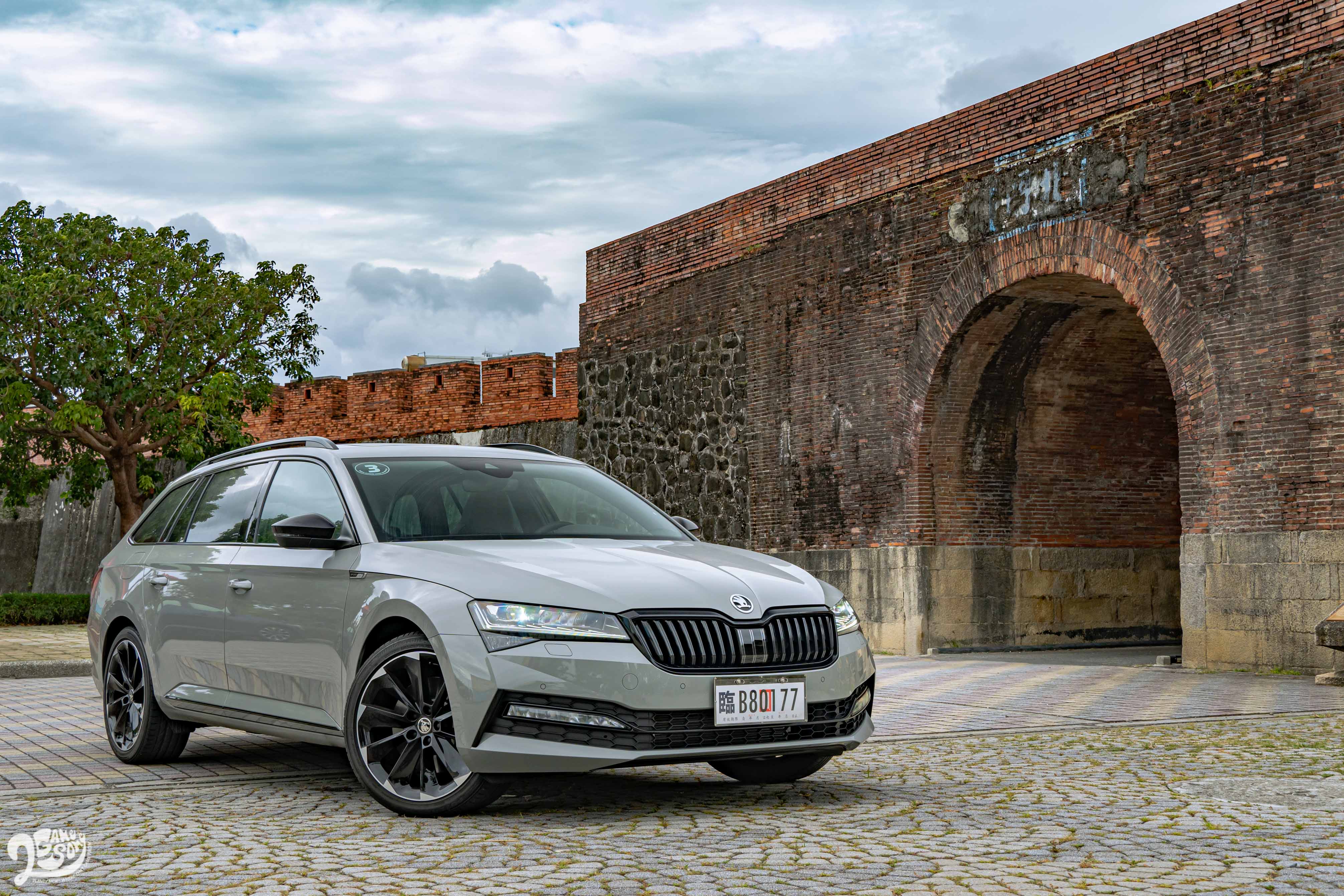 本次試駕車型 Superb Combi SportPlus 4x4 擁有 Sportline 以上才有的性能套件。