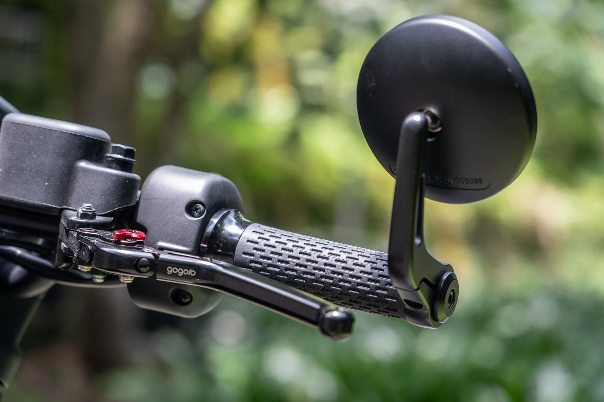 經典端子後照鏡與SIMO 舒適型矽膠握把,對於車頭造型的簡約風格及騎乘時的手感提升有所助益。