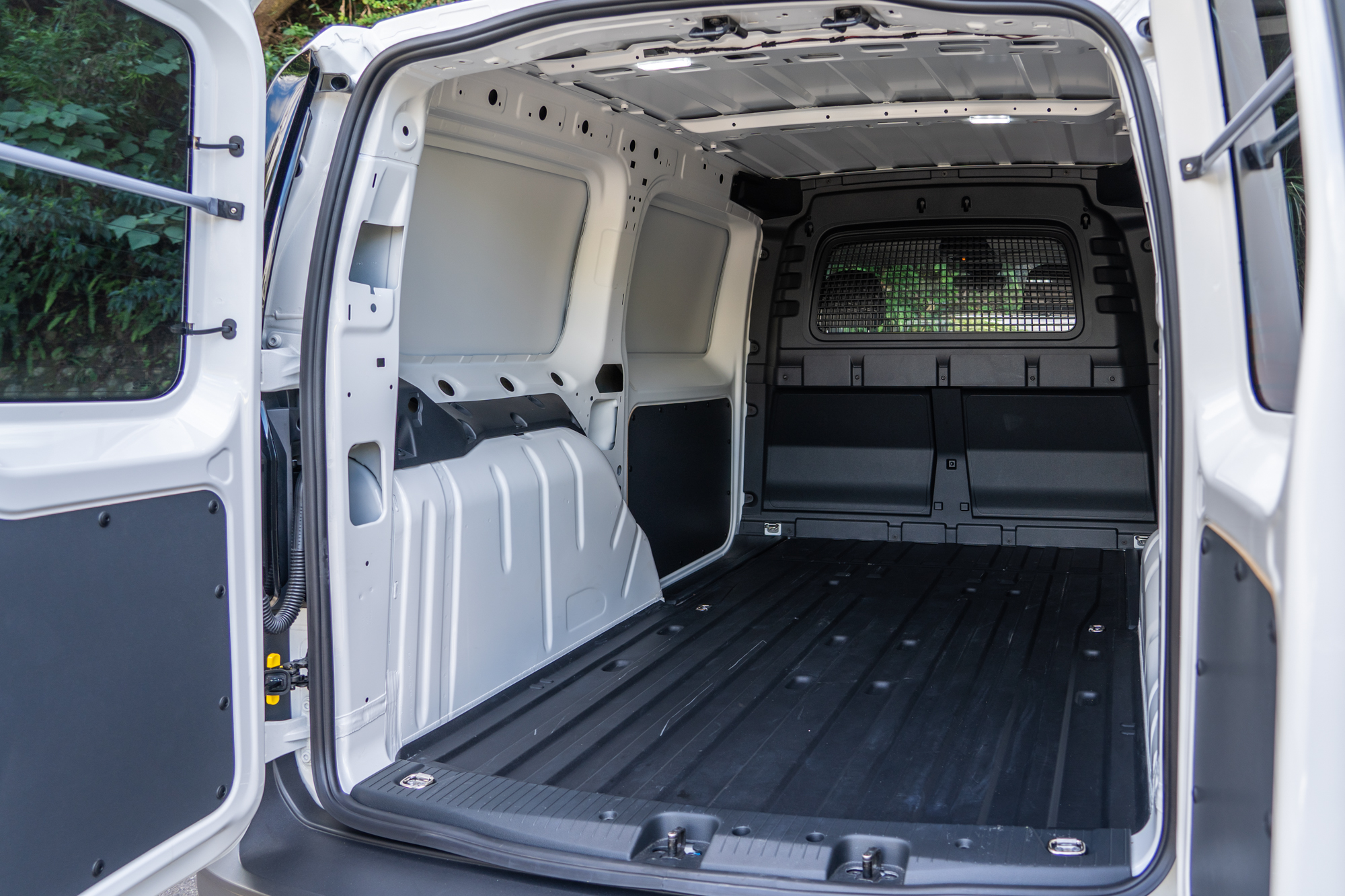 在長軸手排車型中,貨艙最窄的內輪拱寬度為 123 公分。