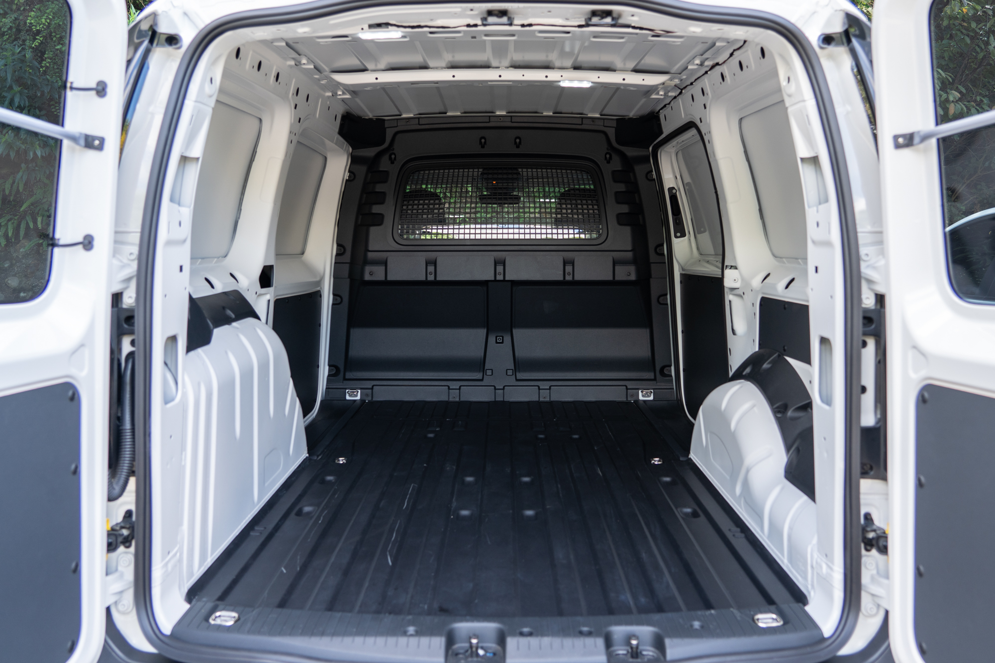 貨艙最大寬度則為 161.4 公分。