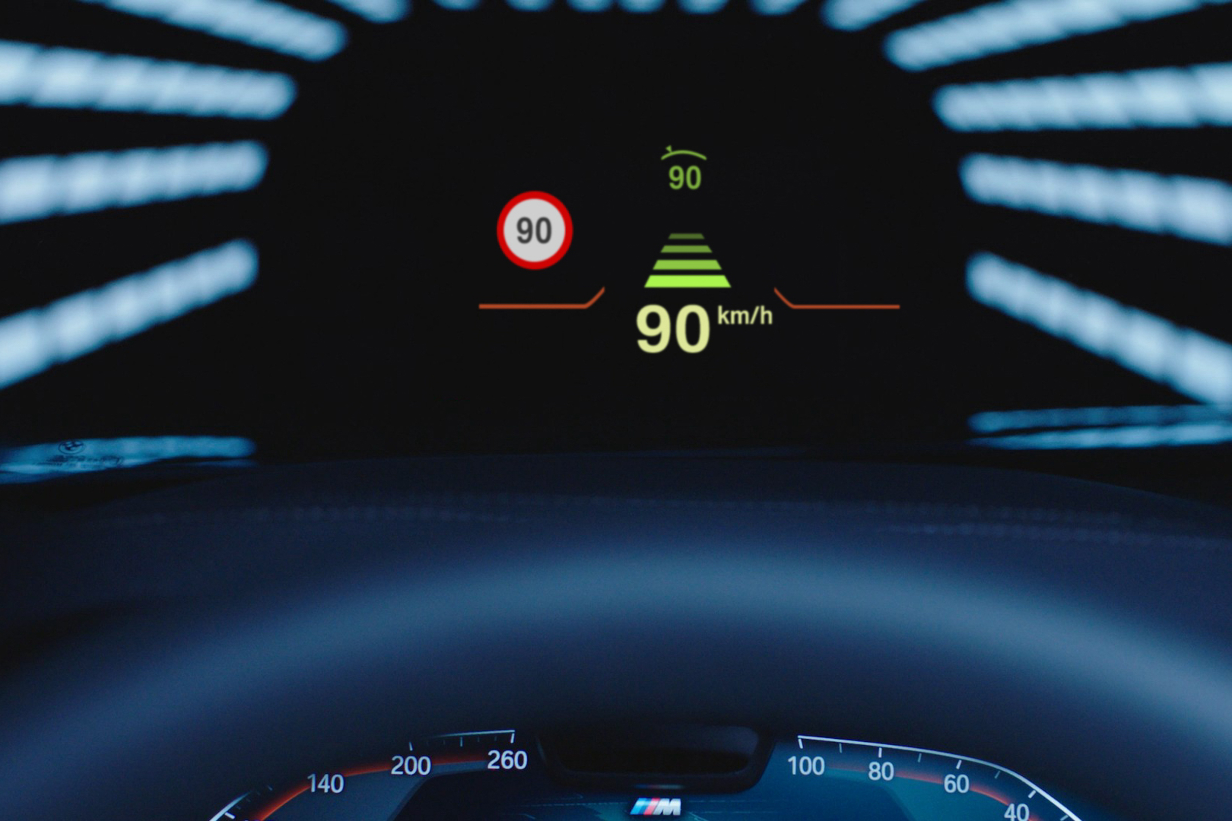 全彩車況抬頭顯示器將旅程相關資訊直接投射在視線範圍內，讓駕駛能將注意力集中在前方路況，提升行車安全。