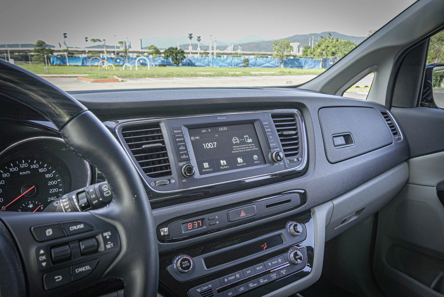 頂級車款配備 7 吋多媒體影音觸控系統，支援 AppleCarplay/Android Auto 功能。