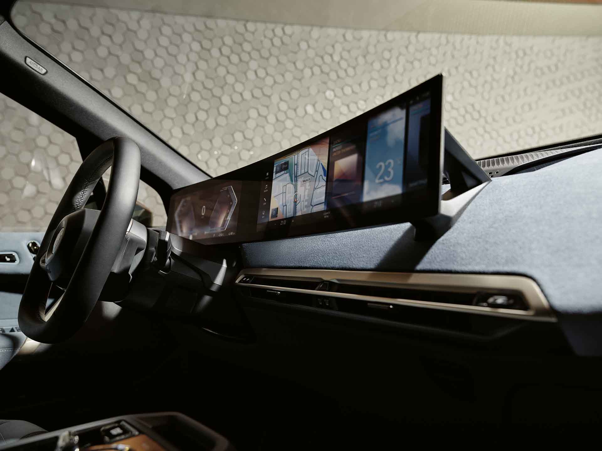 採用一體式曲面螢幕（12.3 吋虛擬數位儀錶與 14.9 吋中控觸控螢幕），結合全新 iDrive 8 使用者介面與車況抬頭顯示器。