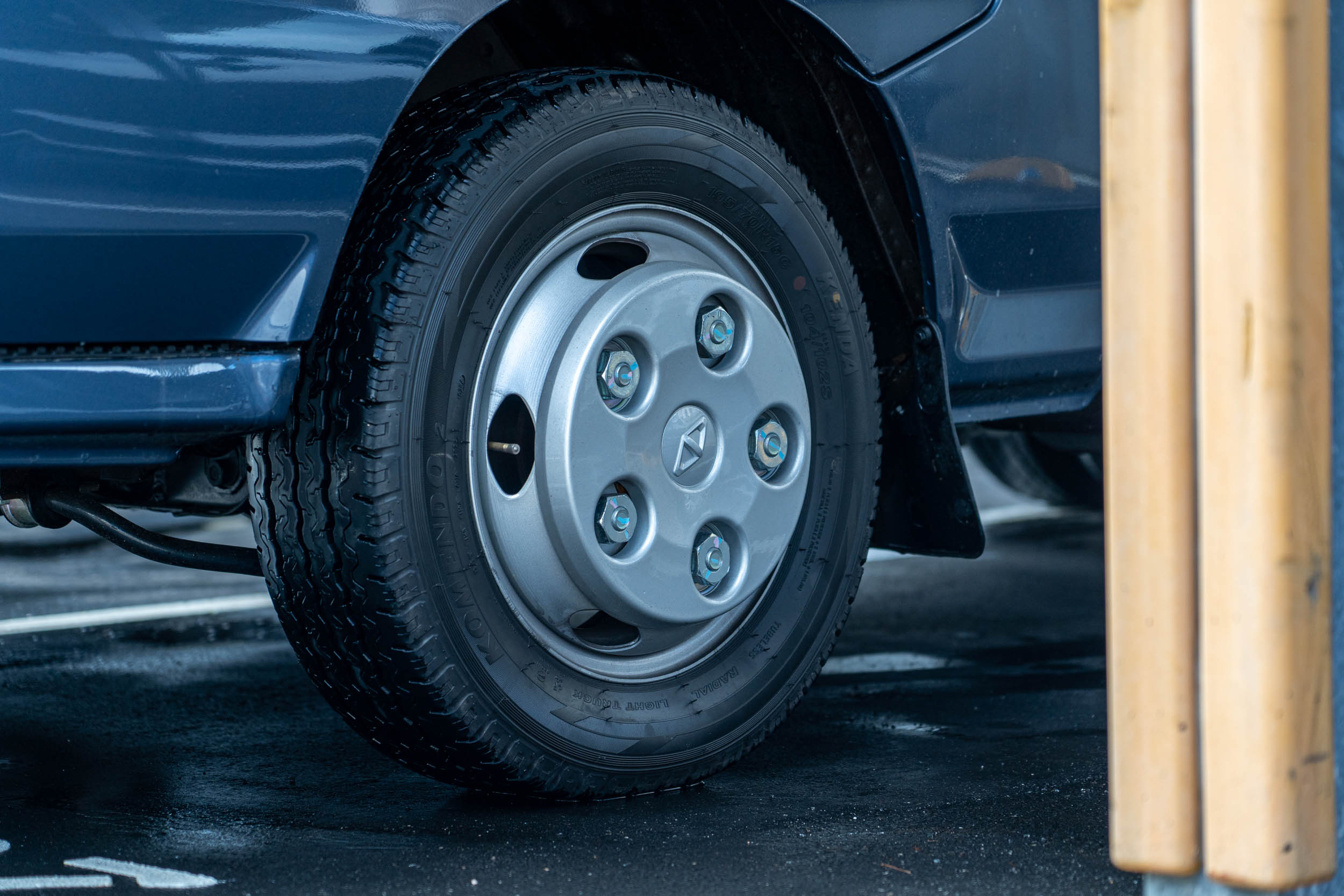 圈胎使用前、後 195 / 70 R15C 規格，以利頭家在日後的修繕得以較無阻礙。