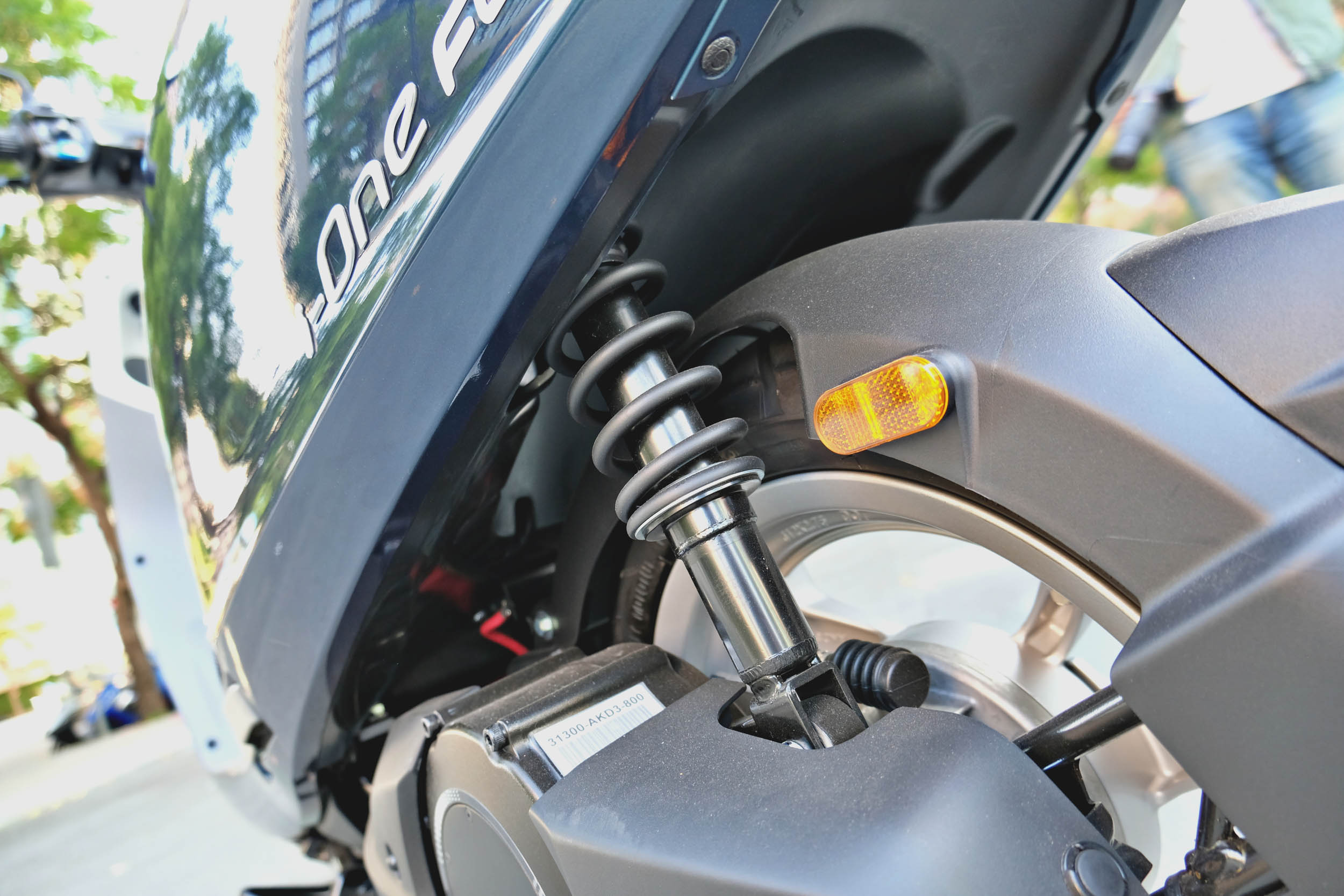 騎乘時會覺得懸吊設定有些偏硬,舒適度似乎還不若 S7R 出色,自身認為是美中不足之處。