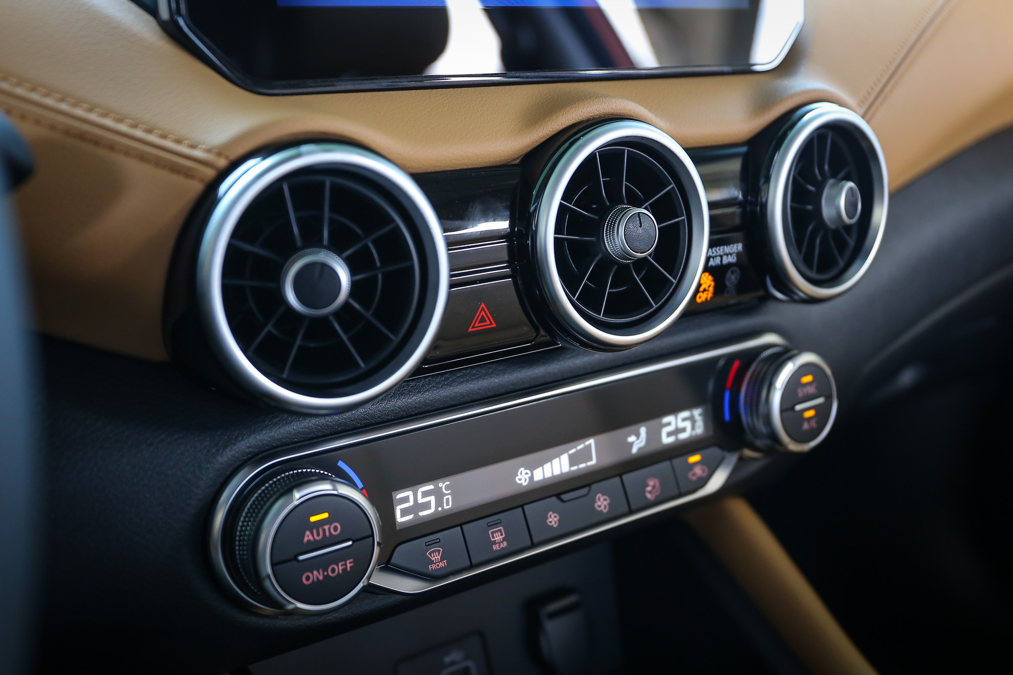 尊爵版以上就有雙區恆溫空調。