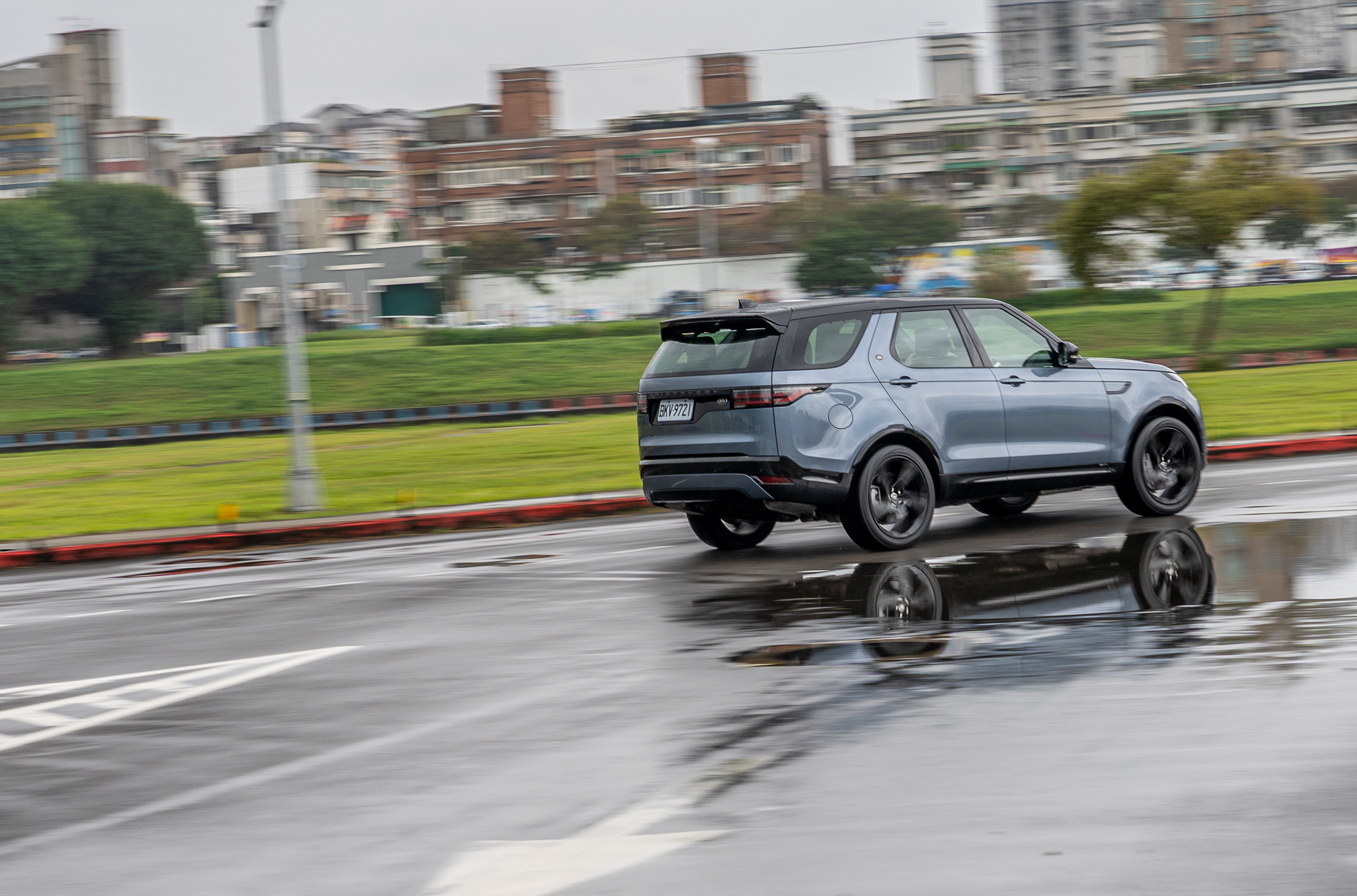 汽油動力的扭矩輸出雖不若柴油款充沛,但就 Discovery 「家用」的產品使用取向來看,已是相當足夠。