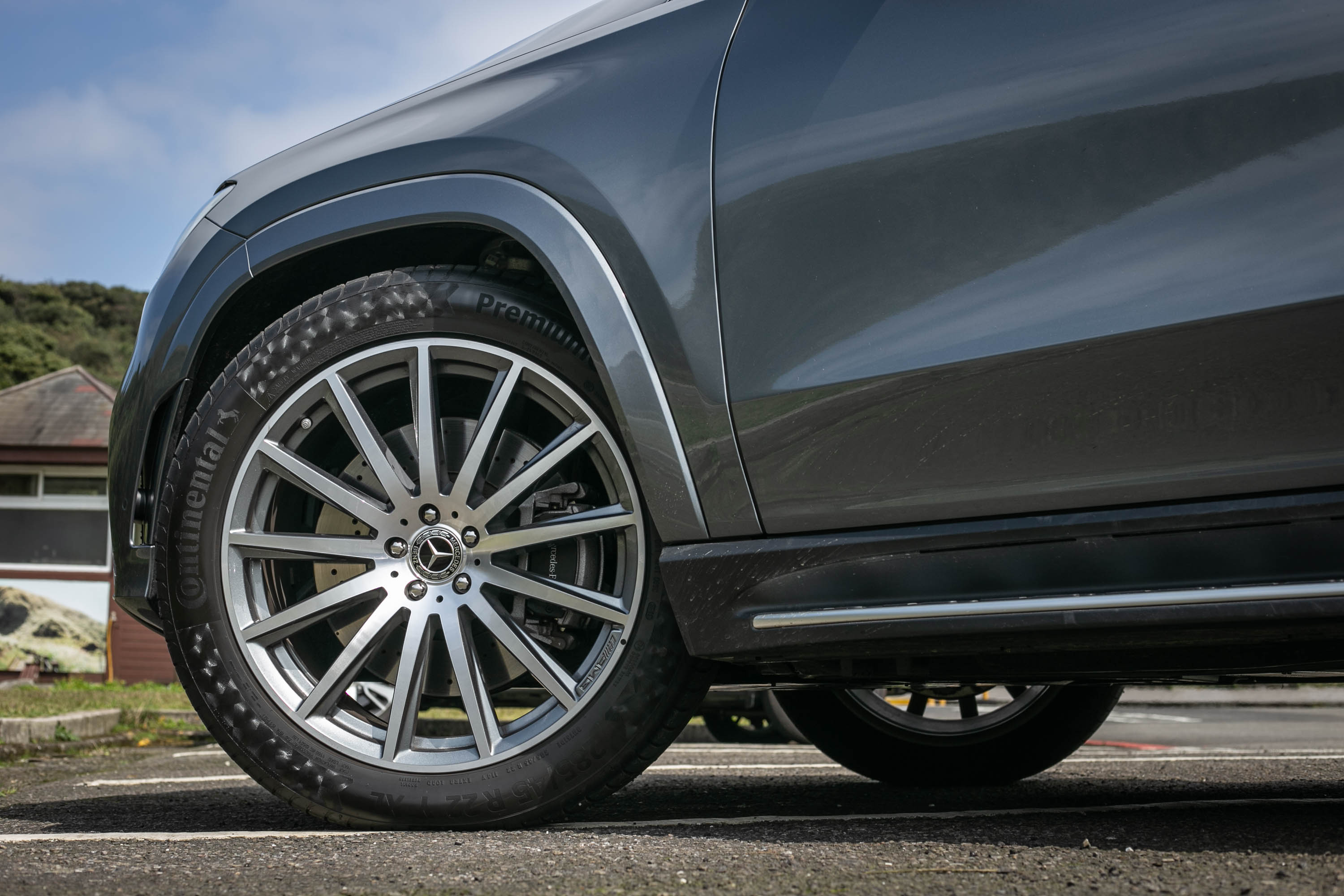 22 吋 AMG 多輻式高光澤灰色輕合金輪圈為選配。