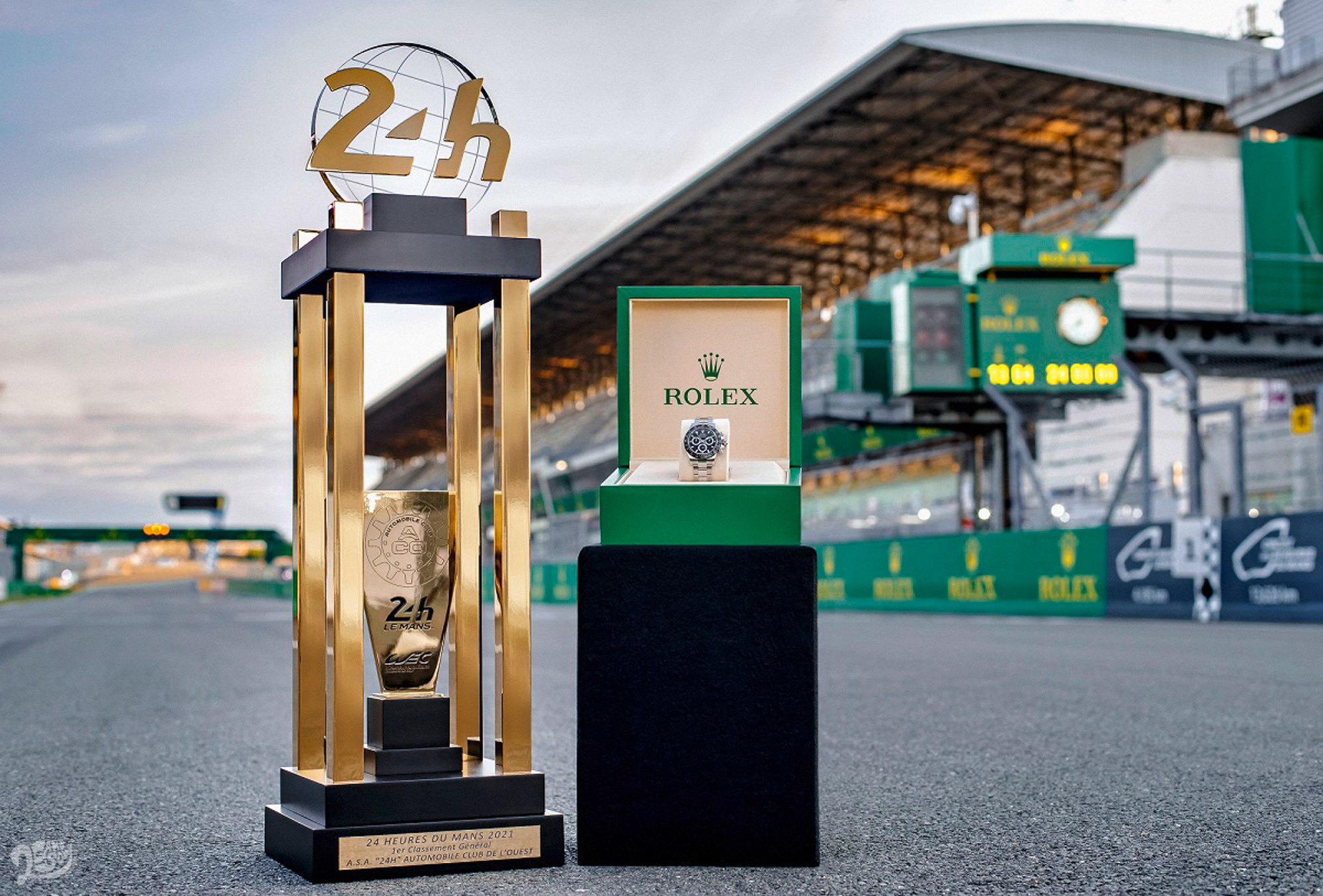 利曼 24 小時耐力賽的獲勝車手將獲頒一枚鐫刻特殊字樣的 Oyster Perpetual Cosmograph Daytona（蠔式恒動宇宙計型迪通拿）腕錶。